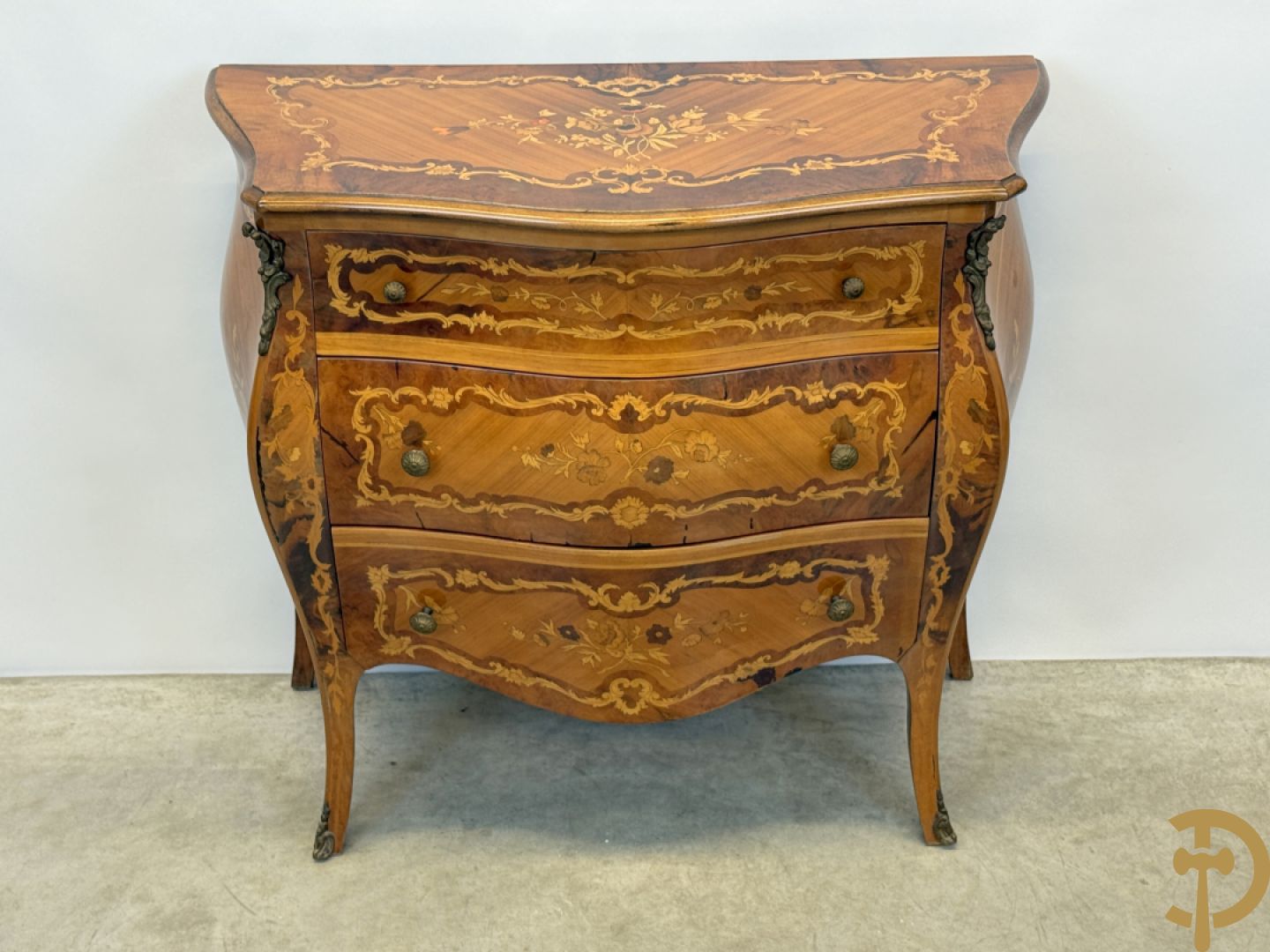 Gegalbeerde notelaren drieladencommode met bloemenmarquetterie