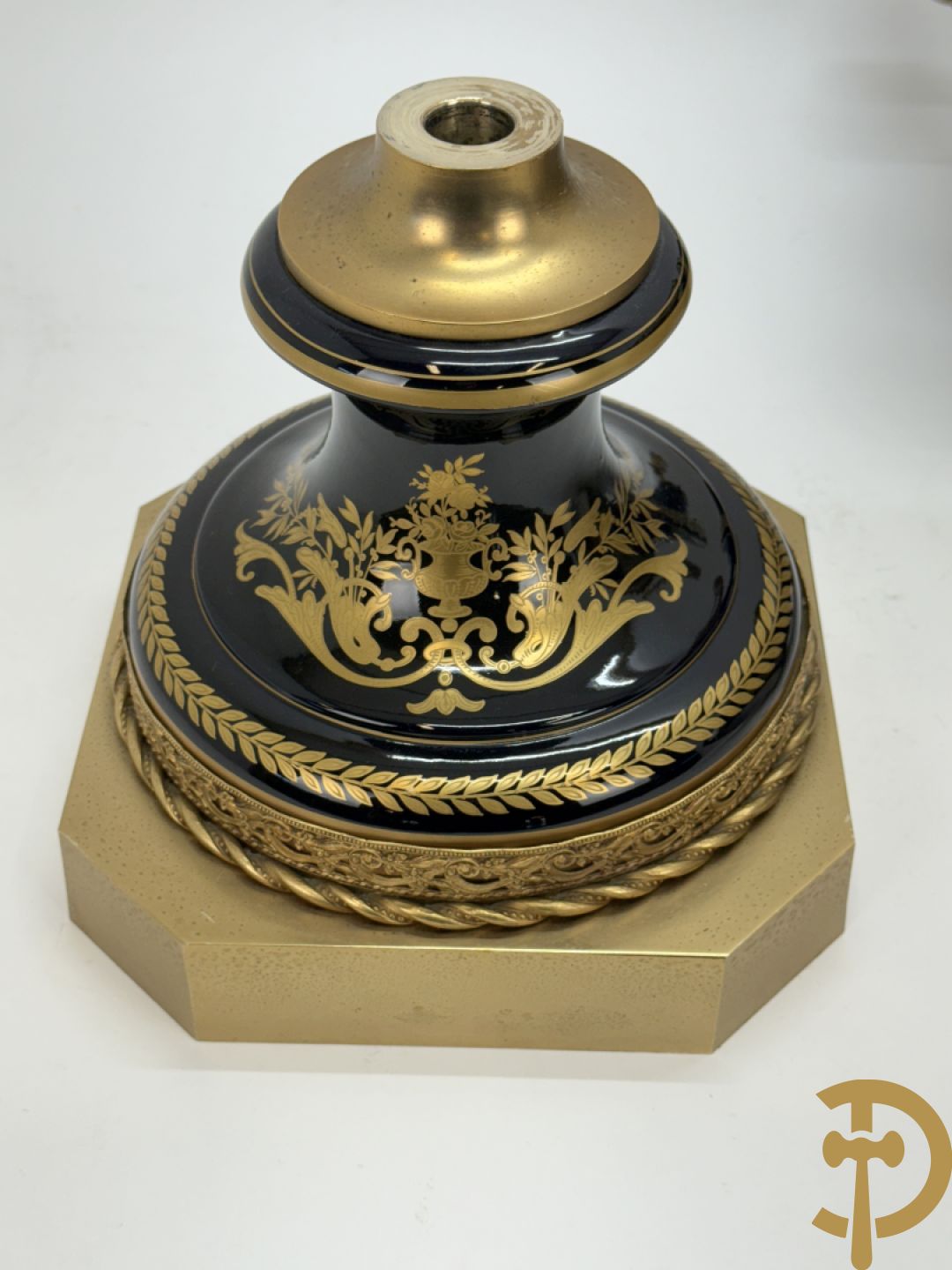 Onleesbaar getekend rechts onder, Sèvres stijl vaas met dubbel decor van romantische genrescène en landschapsscène, met bronzen ornamenten bezet