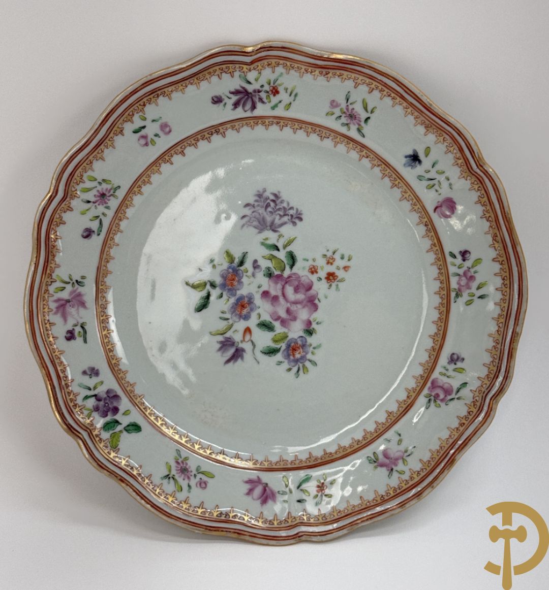 Negen Famille rose bordjes w.o. zes plat gekartelde, 1 diep gekartelde en 2 vlakke met bloementaferelen