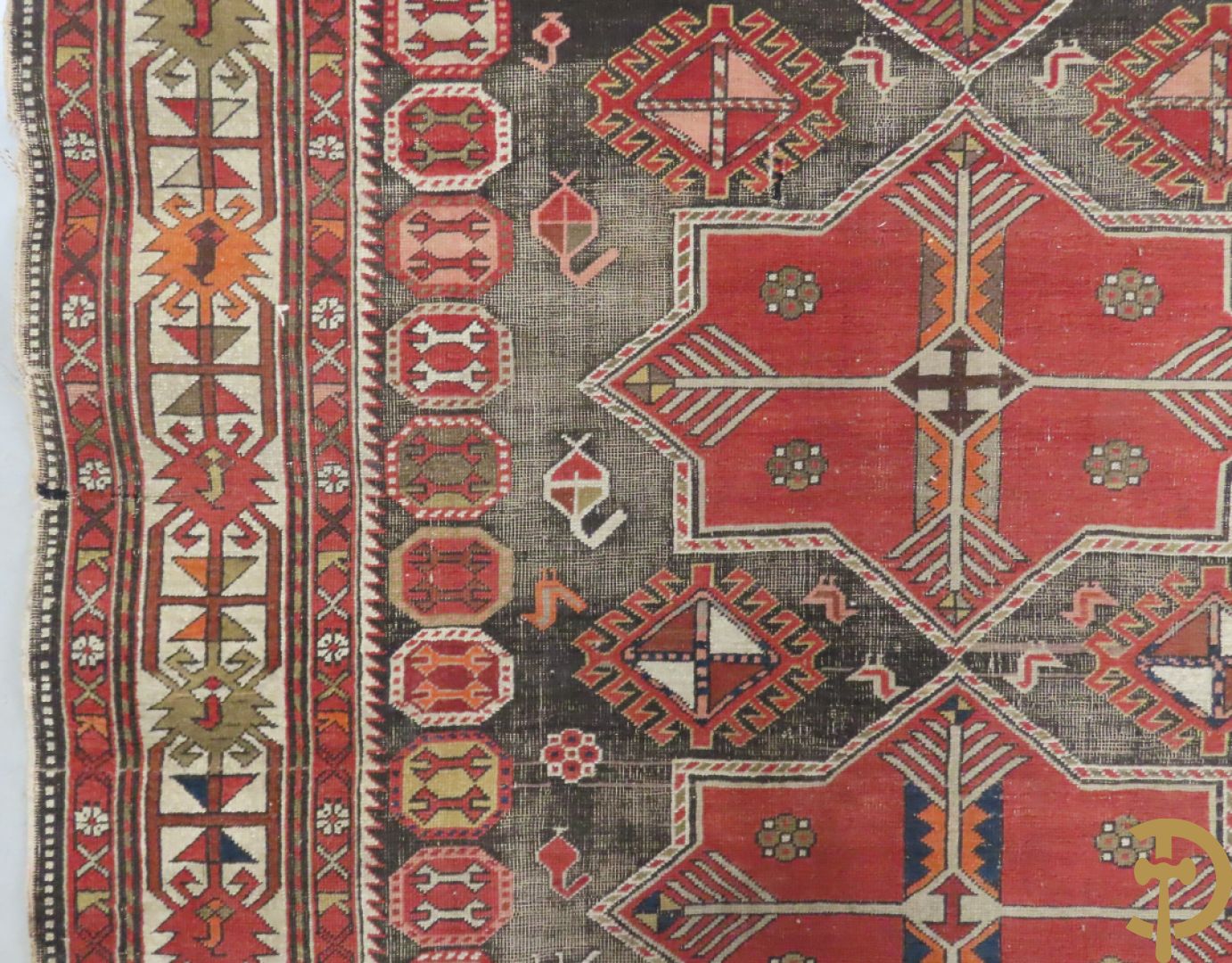 Antiek oosters handgeknoopt Kaukasus tapijt met geometrische patronen