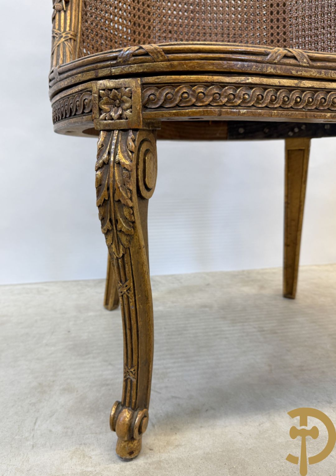 Paar bijzetzetels Louis XVI stijl met bloemenmotieven op voluutvormige poten, dubbel gecanneerd