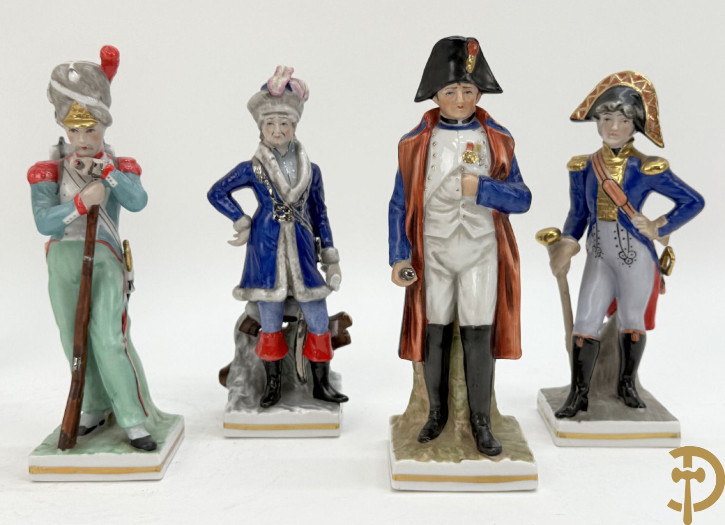 Porseleinen Napoleonistische figuren w.o. Napoleon te paard, 2 officieren, staande Napoleon en 4 kleine figuren