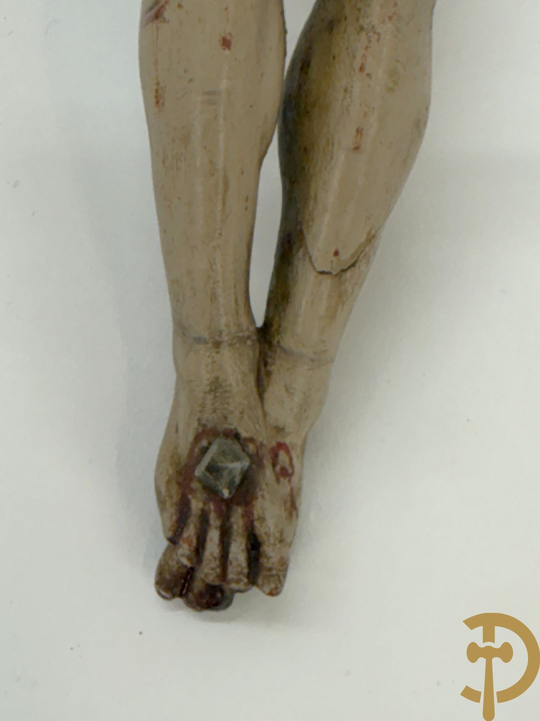 Twee houtgesculpteerde en gepolychromeerde corpussen, 18e