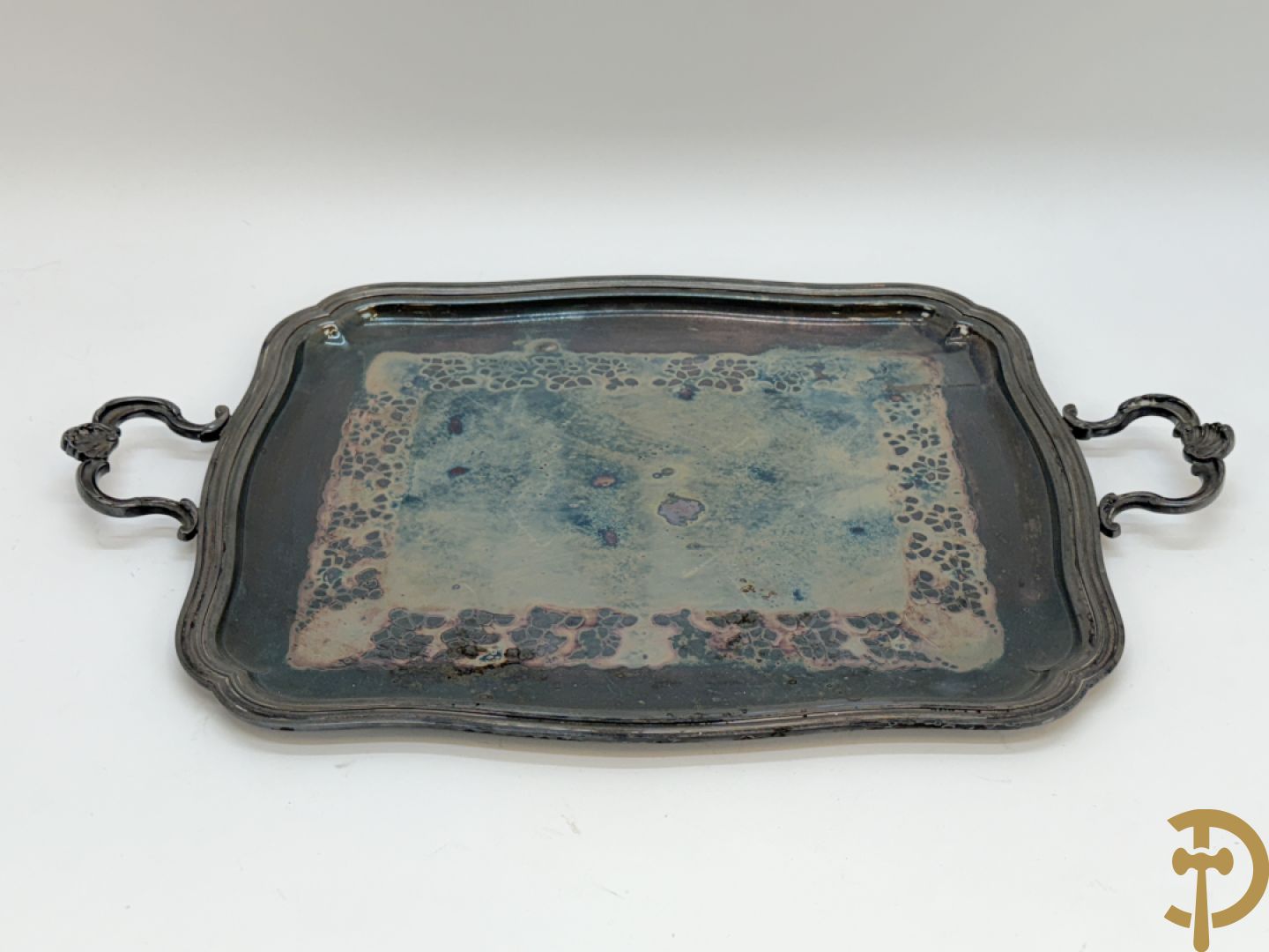 Verzilverd koffieservies met Louis XV motieven op verzilverde schotel, gemerkt M R 25, bestaande uit koffiekan, theekan, melkkan en suikerpot