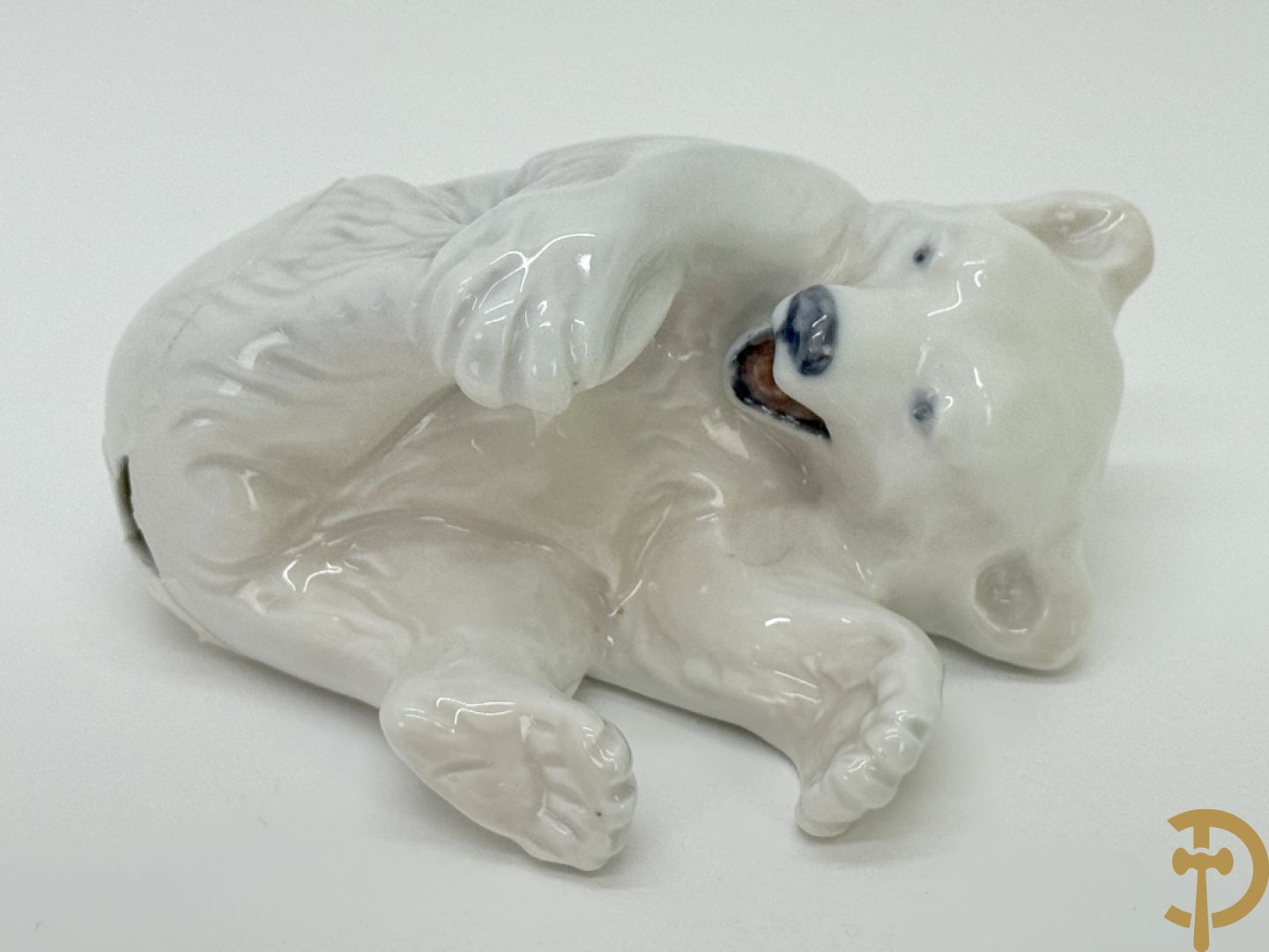 Reeks biscuitbeelden in Royal Copenhagen o.a. saterfiguur met bok, vogeltjes, hond, muis, ijsbeer, schaaltje