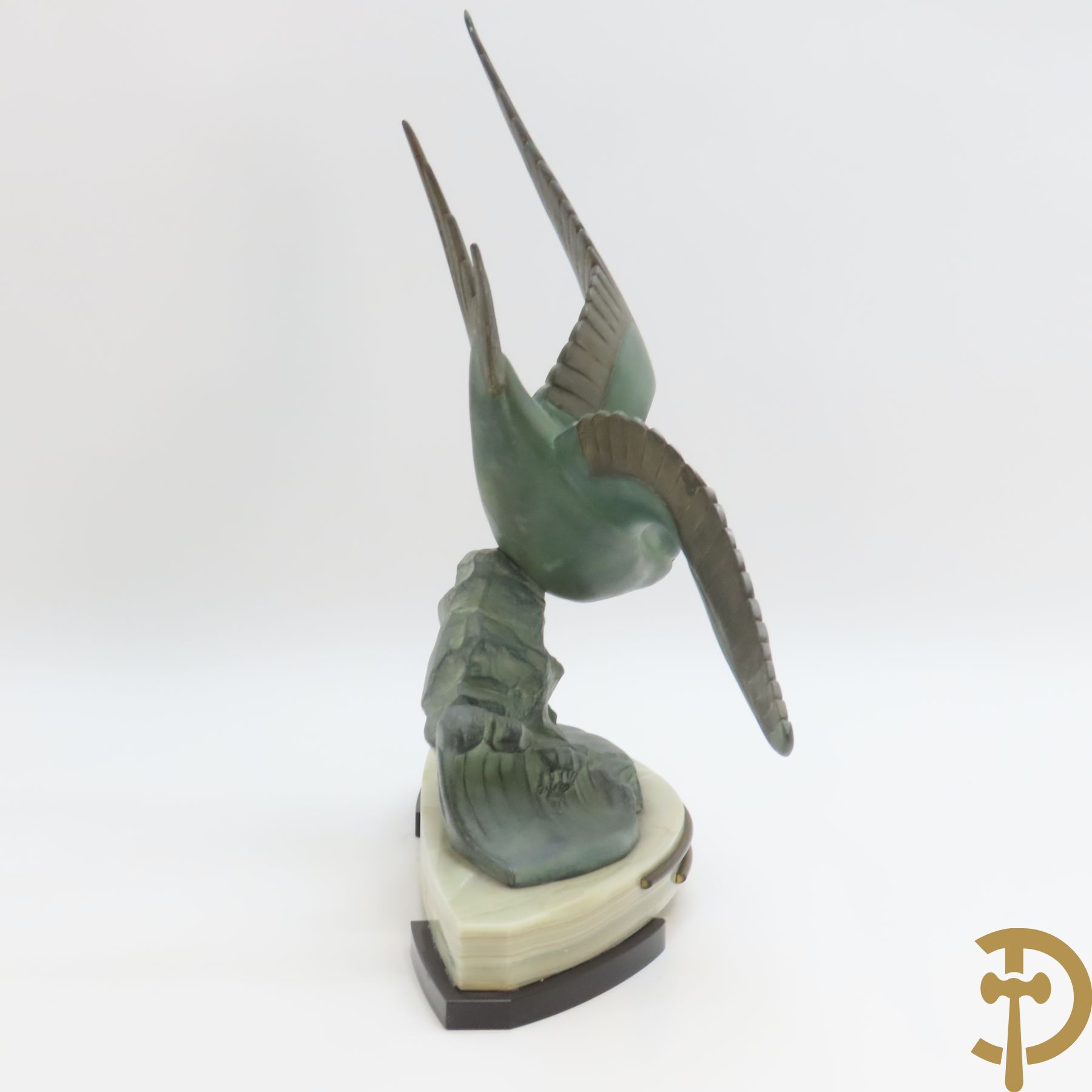 Ongetekend Art Deco zamak beeld van een vliegende zwaluw op golf, onderaan op marmeren sokkel