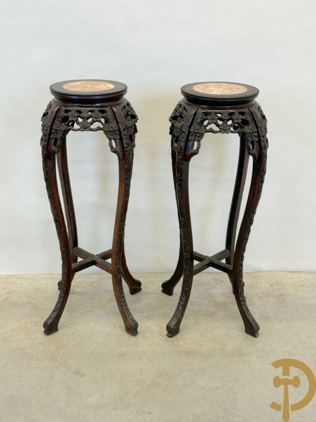 Paar hoge Chinese handgesculpteerde staanders met bloemen