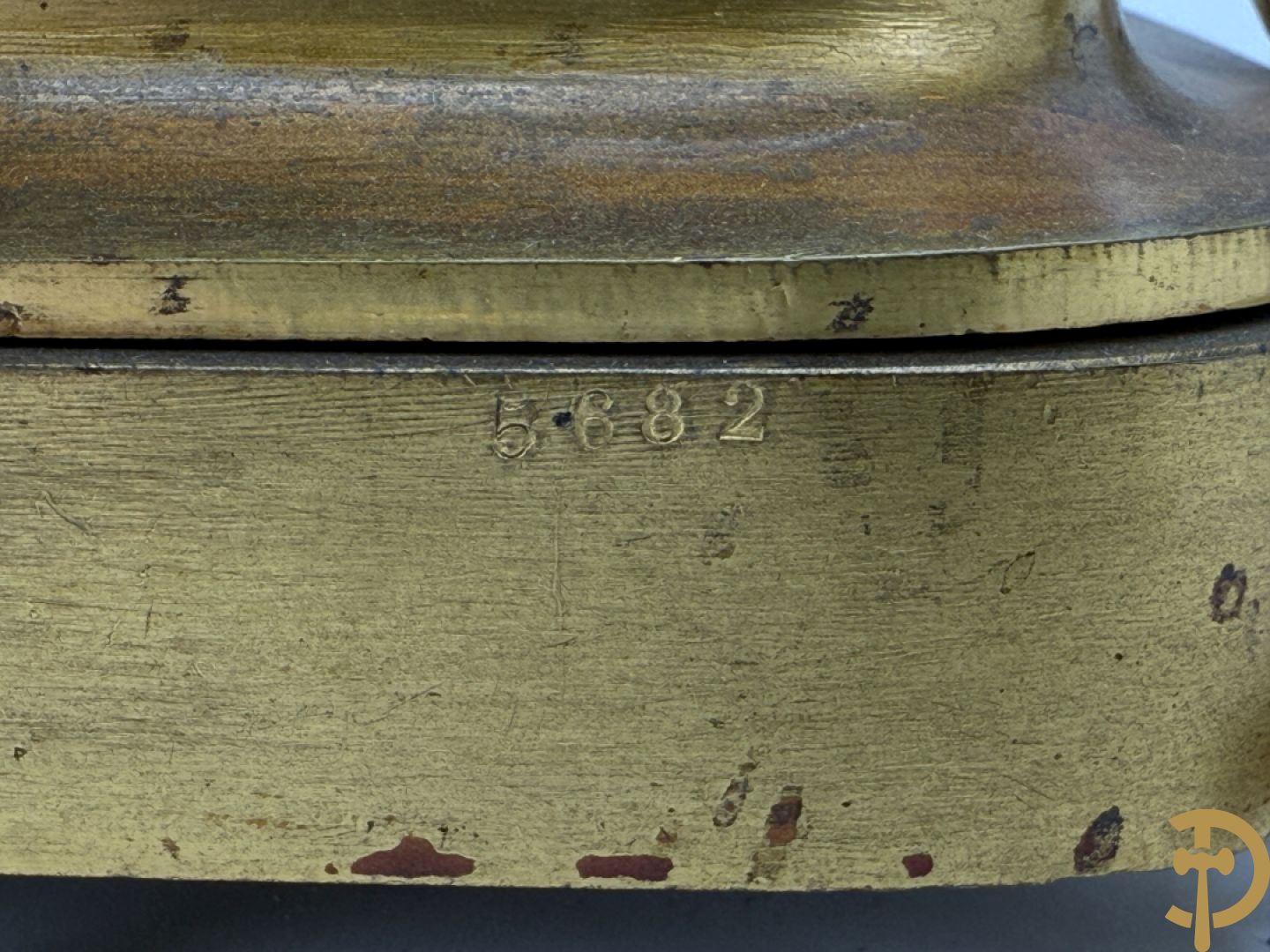 Driedelige bronzen garnituur bestaande uit middenstuk met bronzen vuurvergulde klok, Daubrée gemerkt à Nancy, bovenaan bekroond met Cleopatra met drinkbeker - getekend van Cumberworth sculpteur - geflankeerd door paar cupido