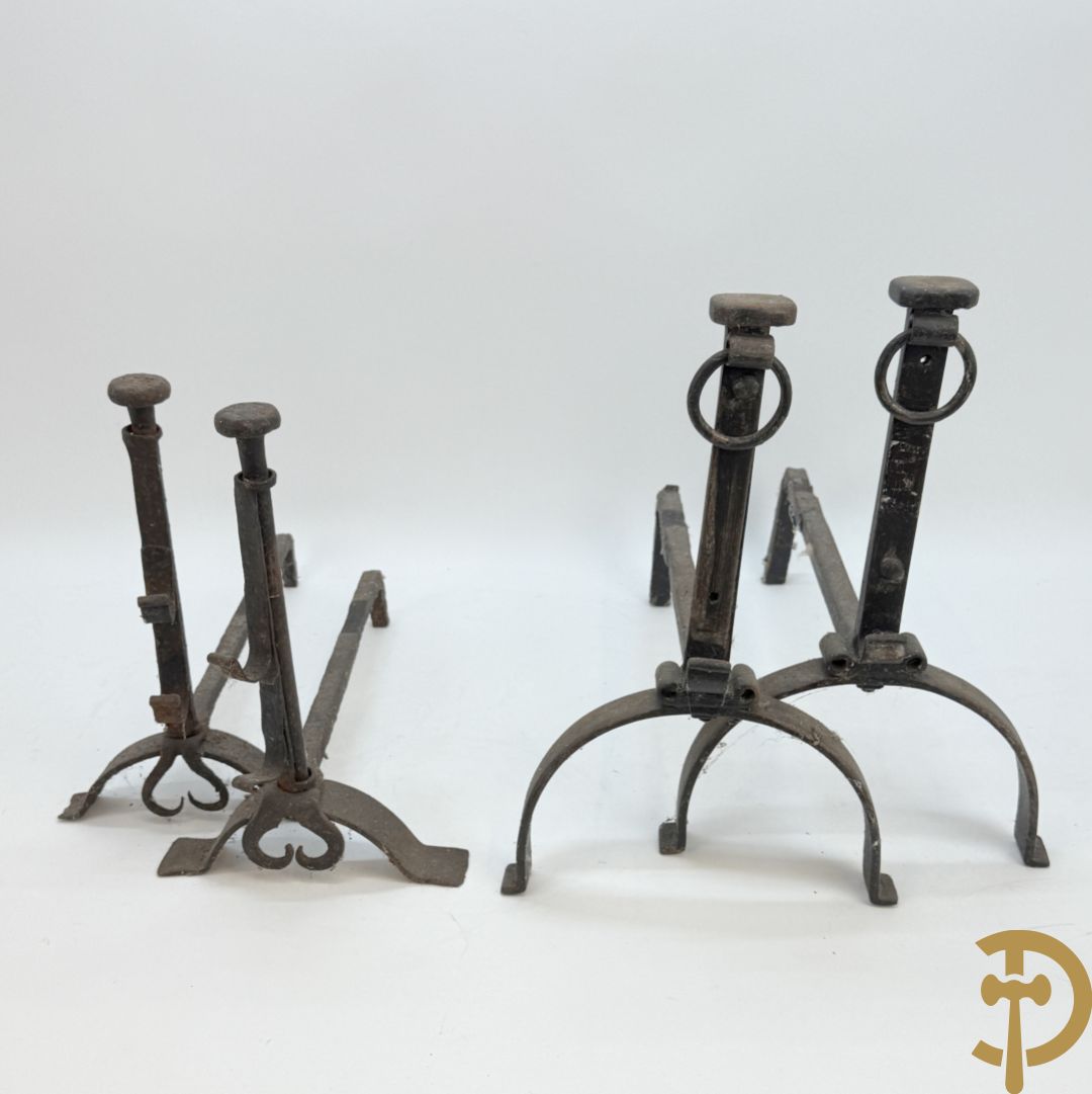 Twee paar 19e gietijzeren chenets