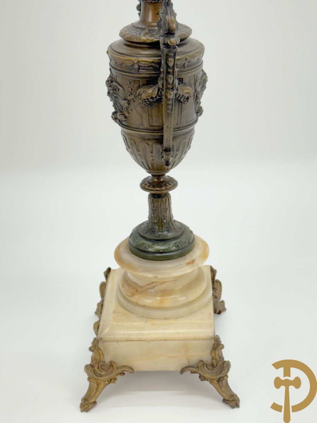 Driedelige zamak garnituur bestaande uit pendule met cupido en dame geflankeerd door paar vijfarmige kandelaars, Bruchon getekend