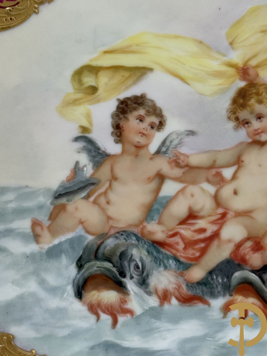 Porseleinen sierbord met decor van cupido