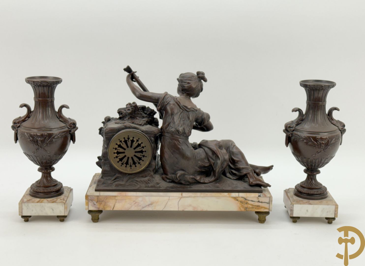 Driedelige zamak garnituur bestaande uit pendule 