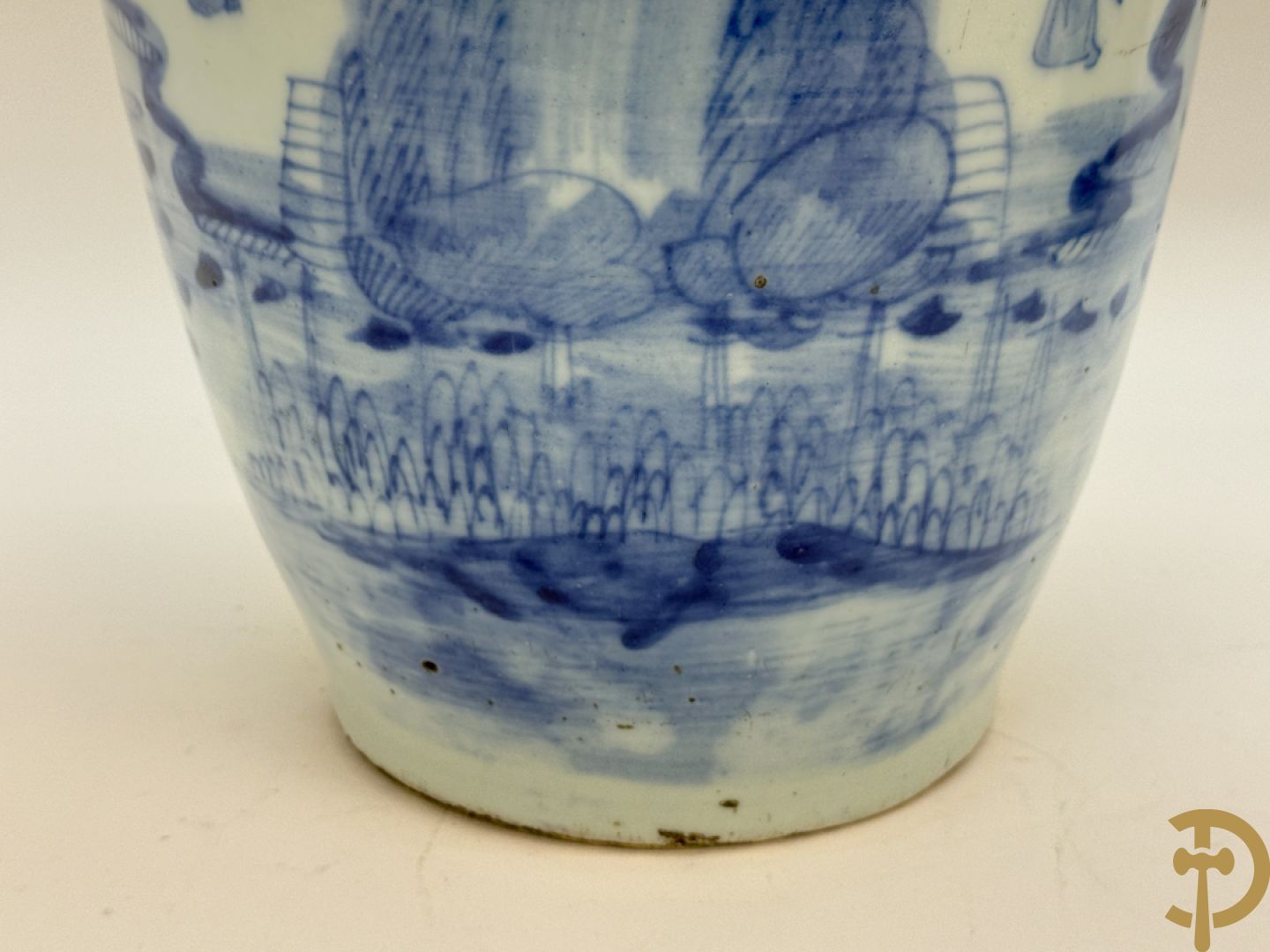 Paar Chinese blauw/wit vazen met geanimeerd huizendecor