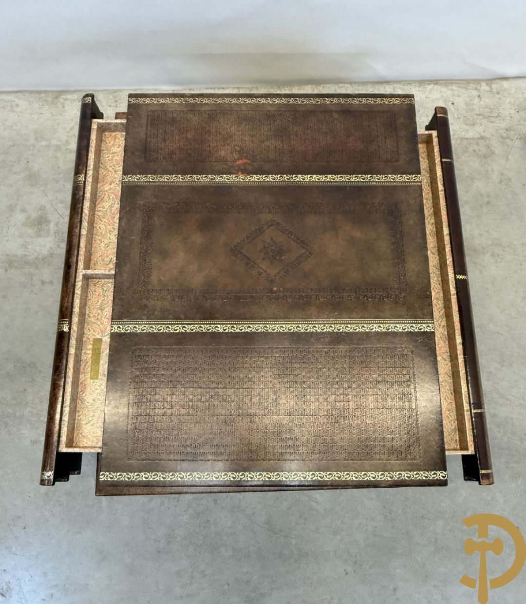 Salontafel met leder bekleed in de vorm van 3 op elkaar gestapelde boeken