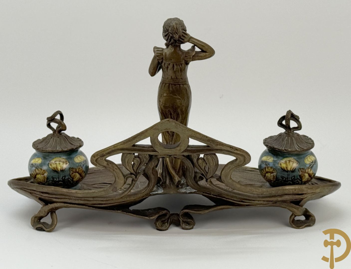 Bronzen inktstel bezet met staande dame met opmaakspiegel en zijdelings met 2 encriers, Art Nouveau stijl