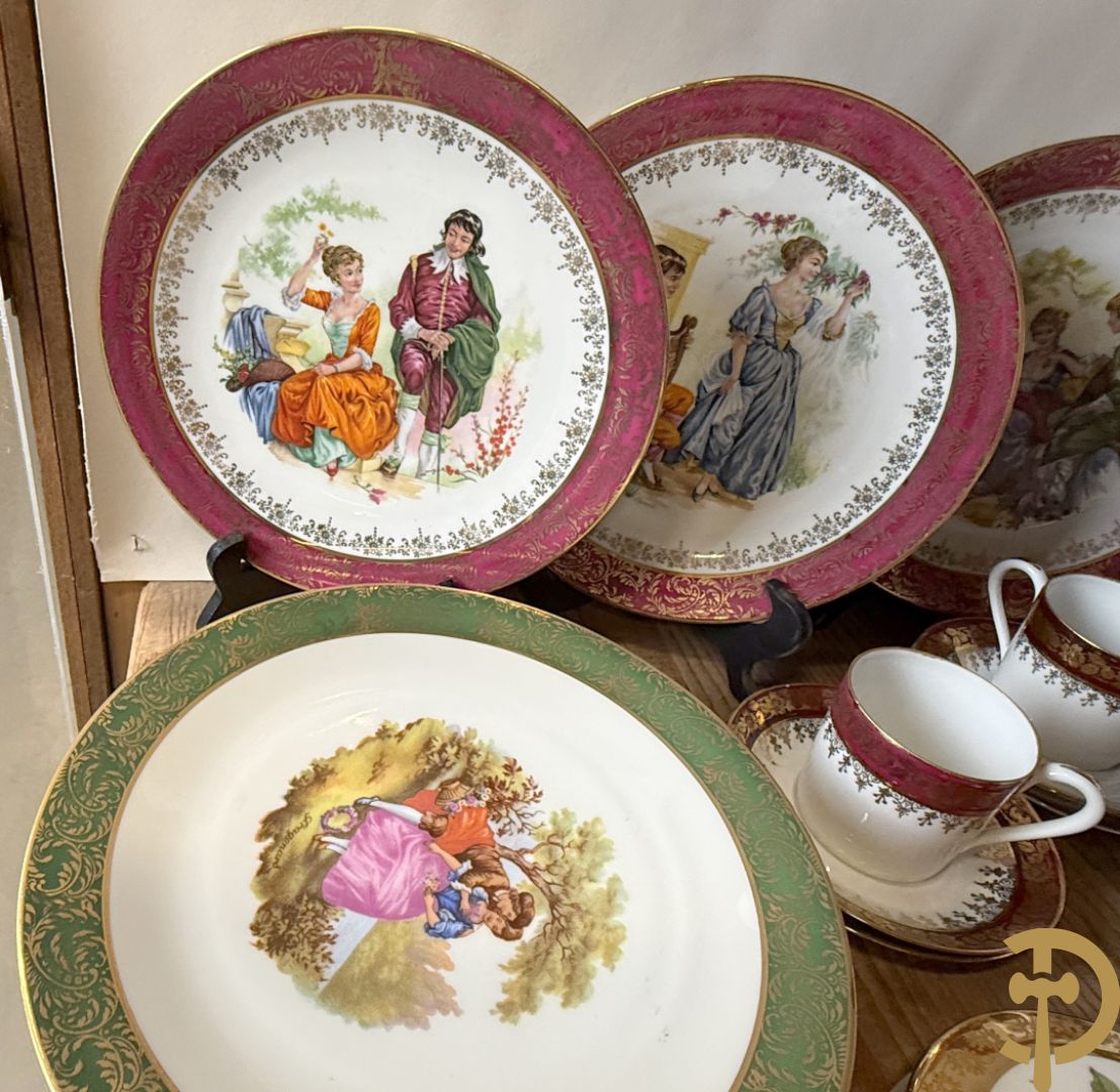 Porseleinen Limoges koffiekopjes en schoteltjes met vergulde accanthusranken + porseleinen Limoges borden met romantische geanimeerde taferelen + roze en blauwe Limoges vazen met romantische taferelen