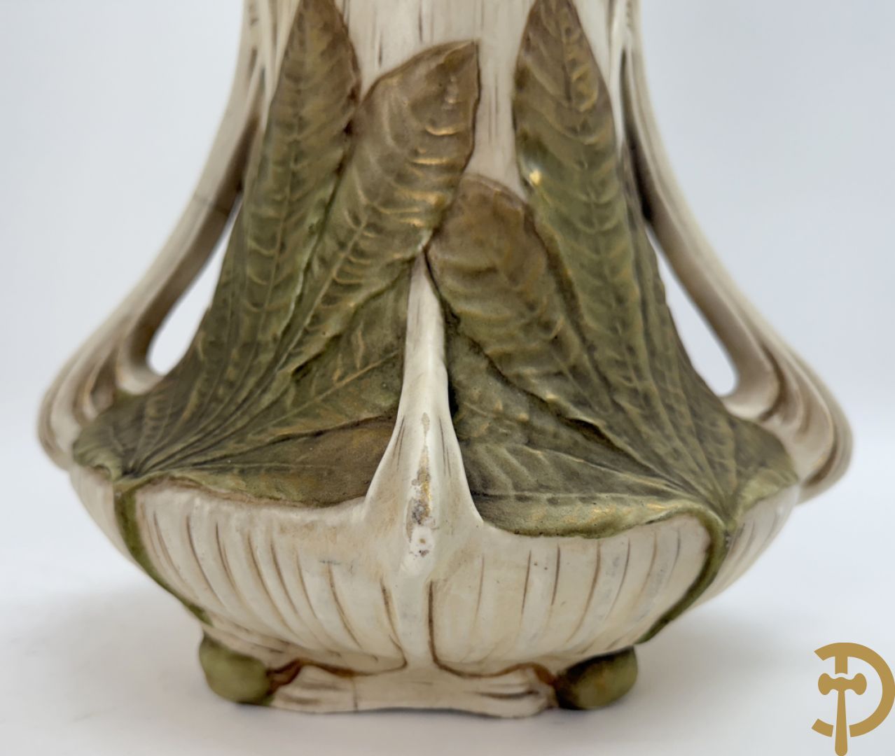 Paar Royal Dux vazen met bloemen bezet