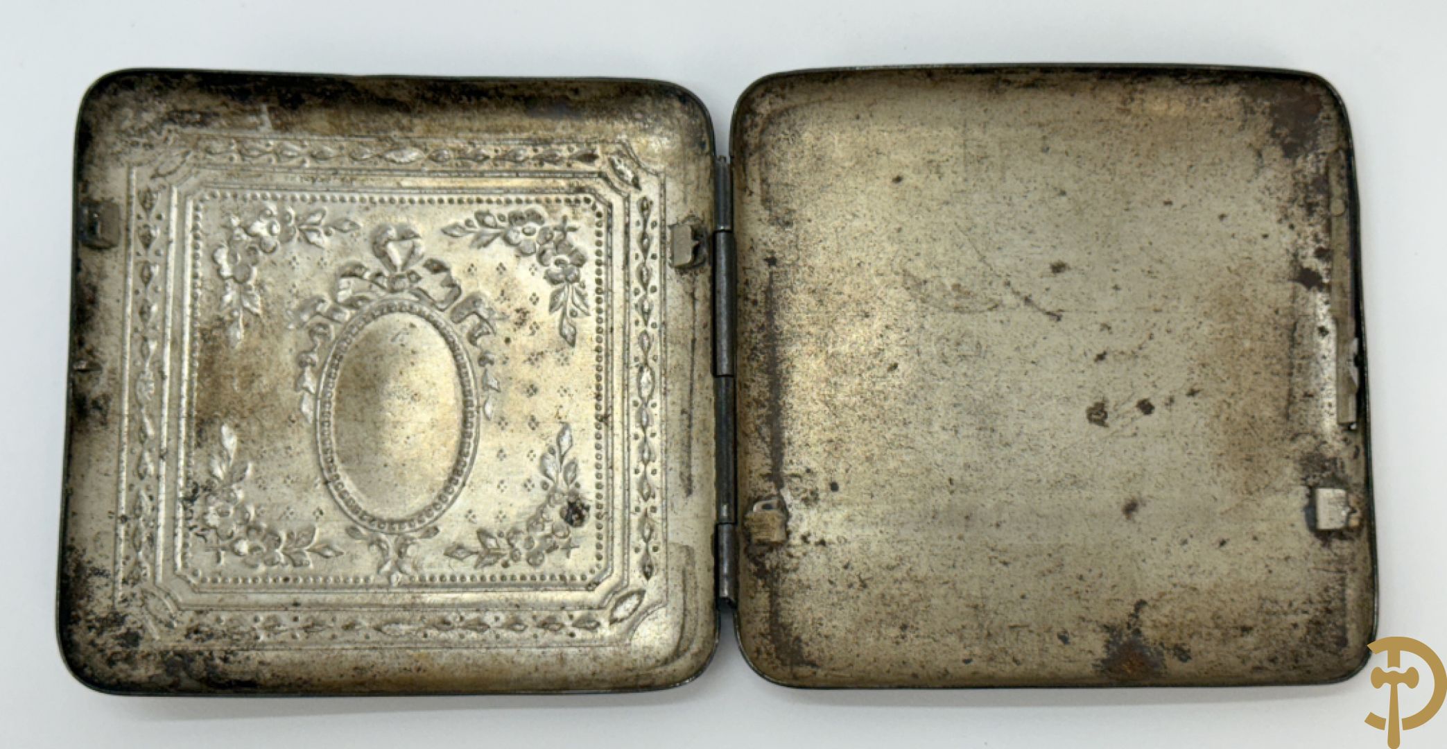 Vier verzilverde sigarettenetui