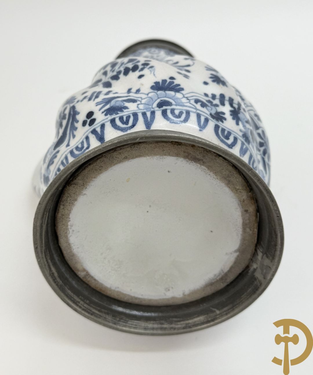 Delftse schenkkan met beschilderd bloemendecor en tinnen deksel + schenkkan in Delftse stijl, gemerkt onderaan BFK 66