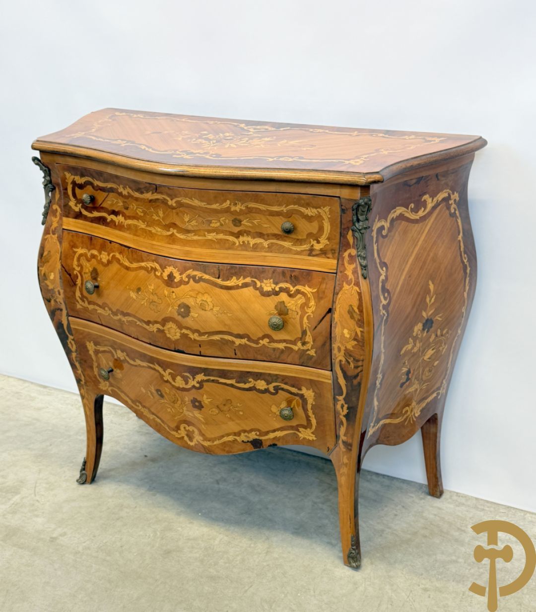 Gegalbeerde notelaren drieladencommode met bloemenmarquetterie
