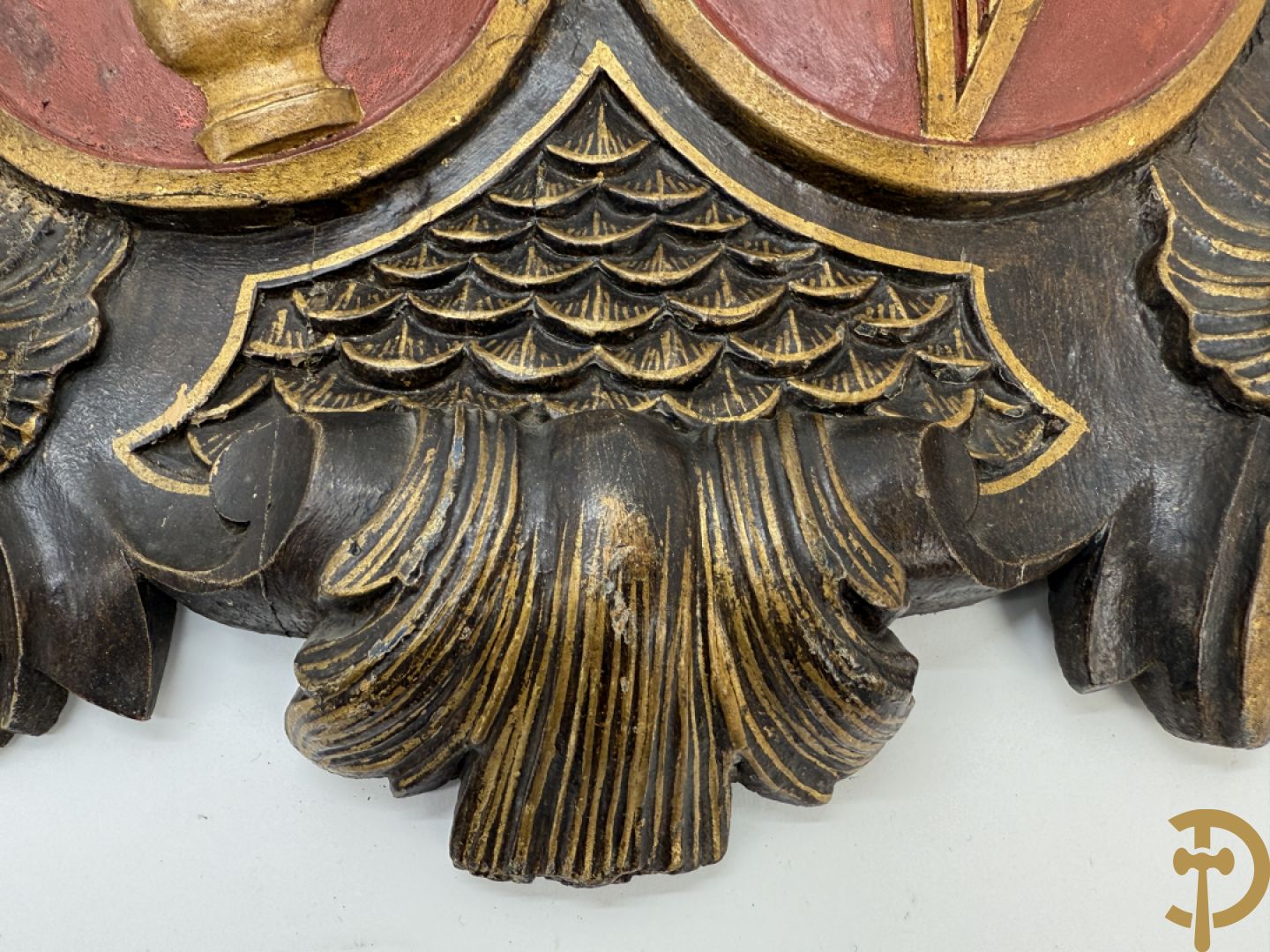 Houtgesculpteerd wapenschild met cartouche bovenaan en embleem met kannen en harp