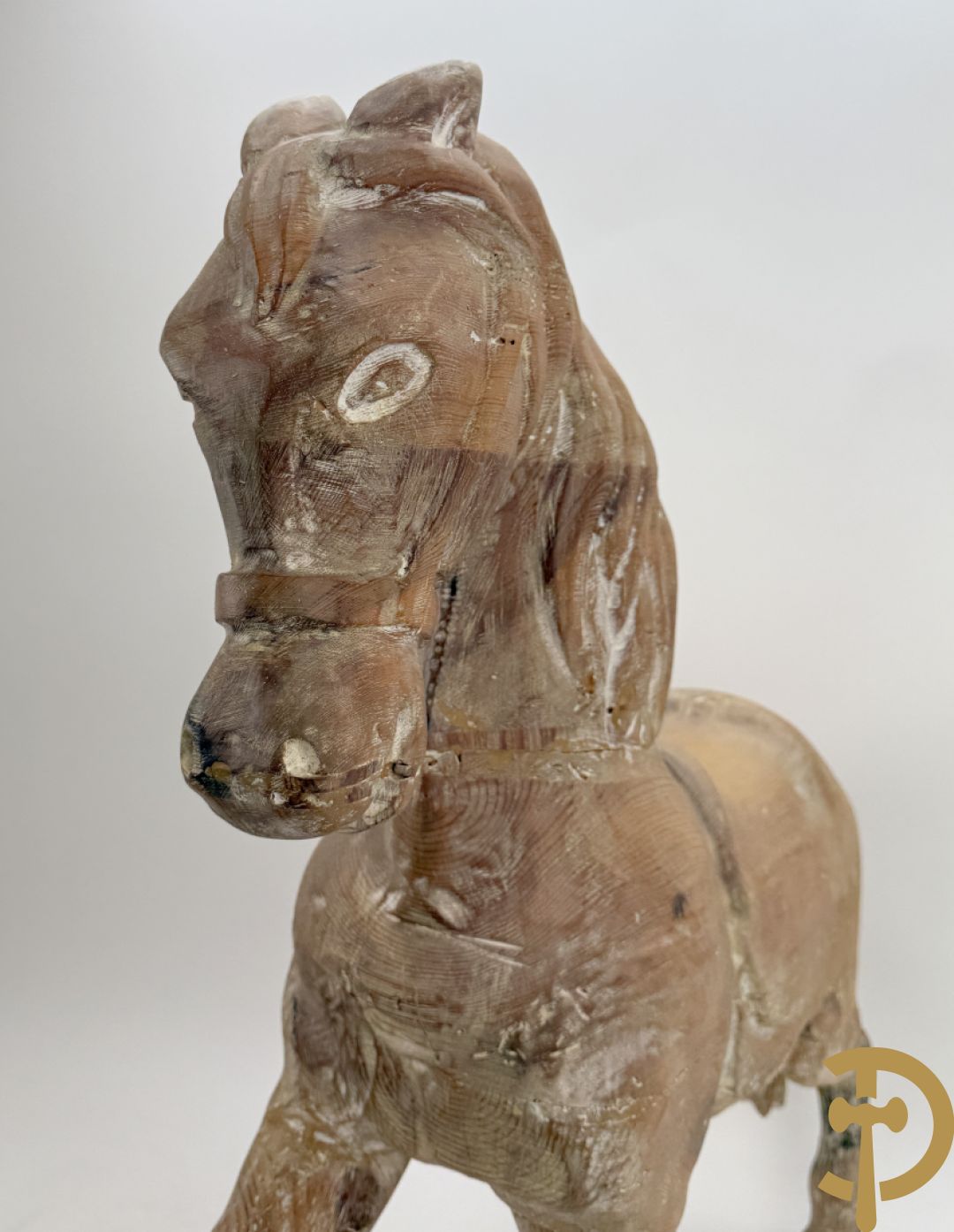 Houtgesculpteerd kinderpaard
