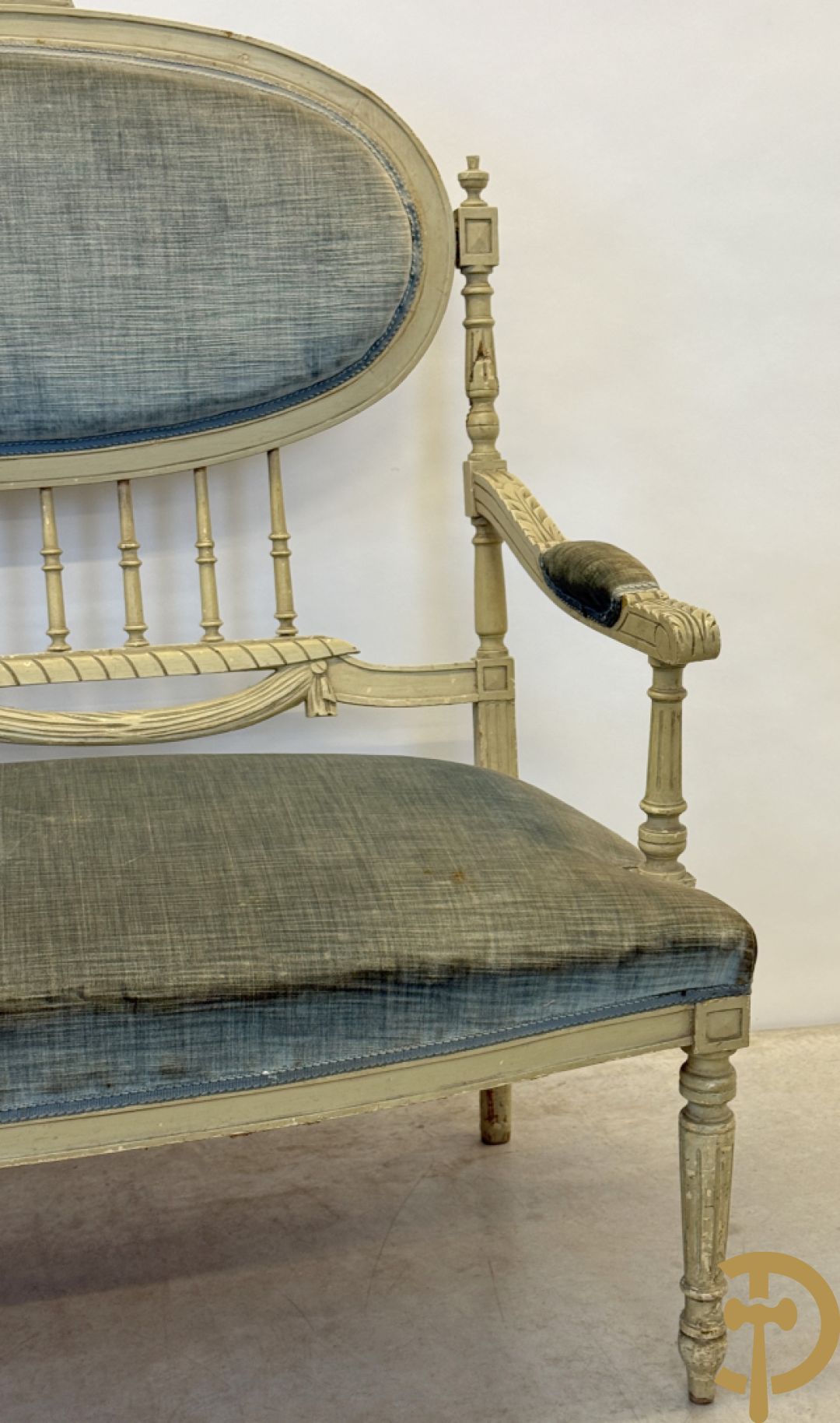 Louis XVI salonensemble bestaande uit canapé, 2 armzetels, 2 stoelen en salontafel