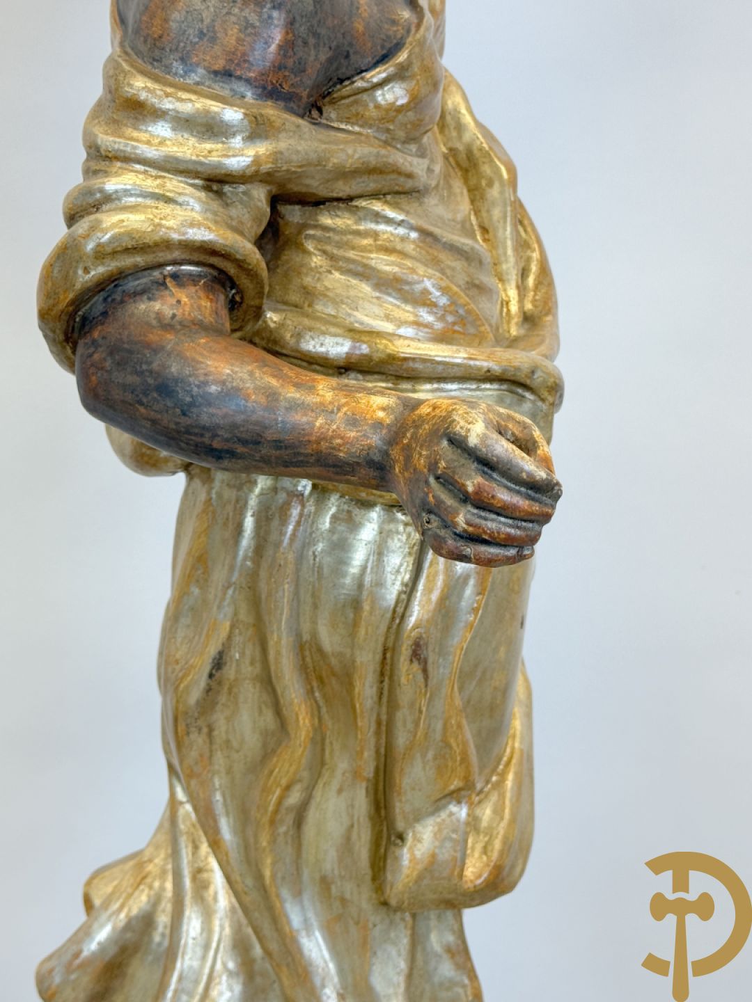 Paar gepolychromeerde dames op sokkel, bekroond met achtarmige kandelaar met lichtpunten en bellen, Italiaans, jaren 