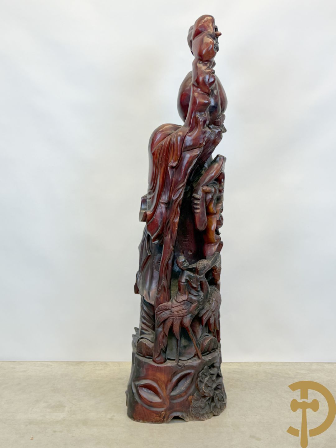 Aziatische houtsculptuur van wijsgeer met staf, vogels en kinderen