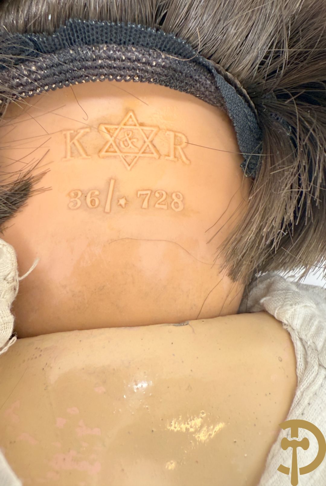 Oude pop met papier maché ledematen, gemerkt K R36/.728 + oude pop met papier maché ledematen en kantelbare oogjes + oude pop in papier maché, gemerkt Unis France 301 + oude pop in papier maché, onleesbaar gemerkt + hedendaagse pop met porseleinen ledematen + losse kleertjes