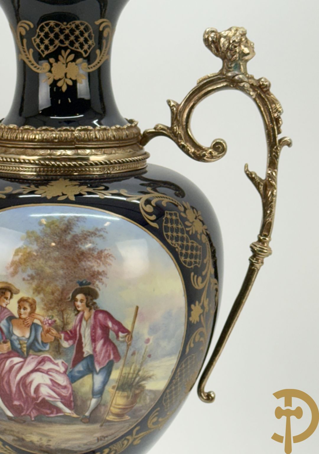 Onleesbaar getekend Sèvres stijl vaas met geanimeerd landschapsdecor en zijdelings met bronzen ornamenten bezet