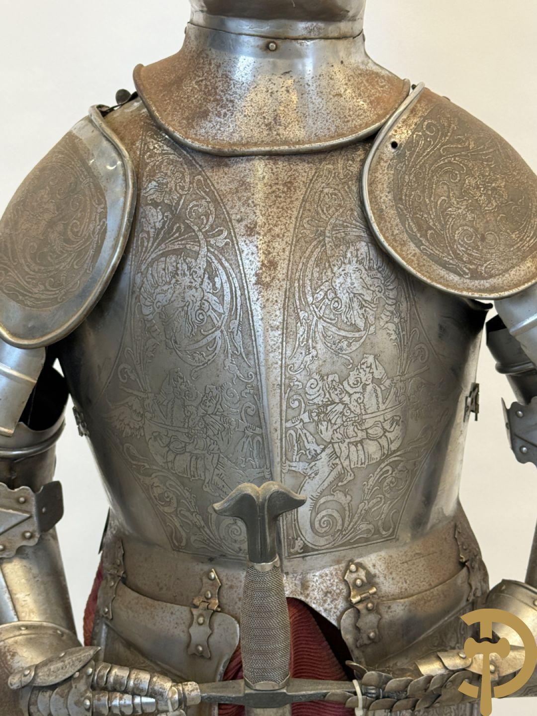 Paar ijzeren decoratieve harnassen ridderuitrusting met geciseleerde motieven op de elementen, met zwaard en ridderhelm - op statief - vermoedelijk Spaans 1930-1940