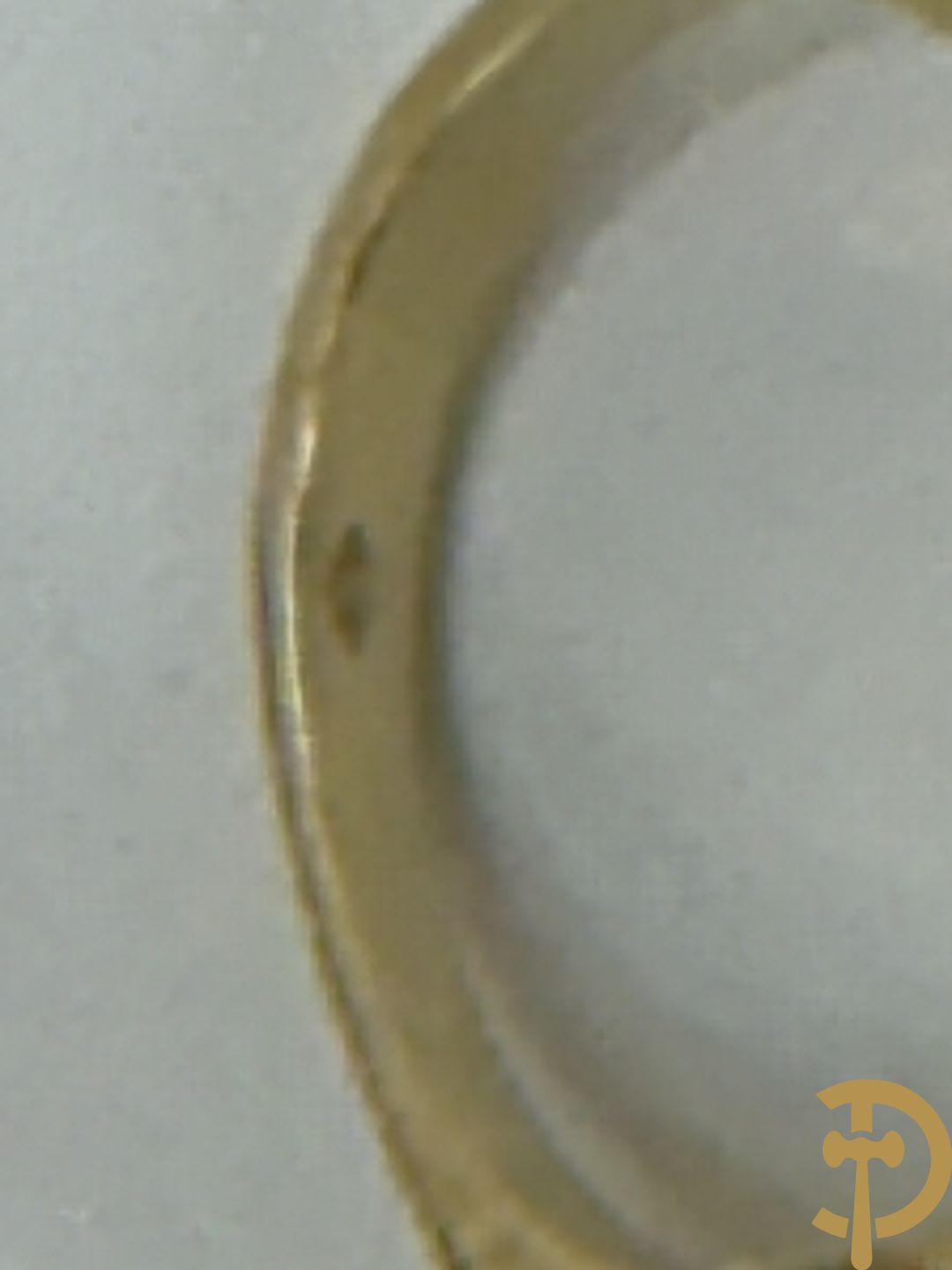 Geelgouden damesring met centrale ovale robijn van 1,53 ct. en 2 peervormige diamanten 0,,43 ct.