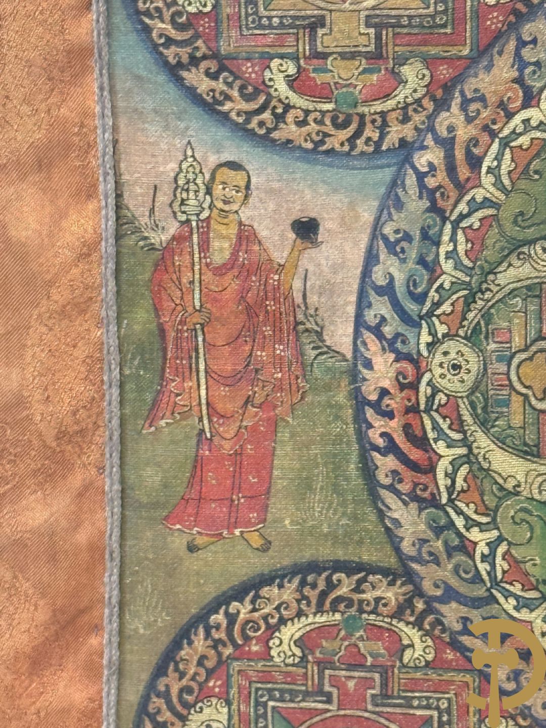 Oude handbeschilderde batic met Boedhistische afbeeldingen ingelijst achter glas