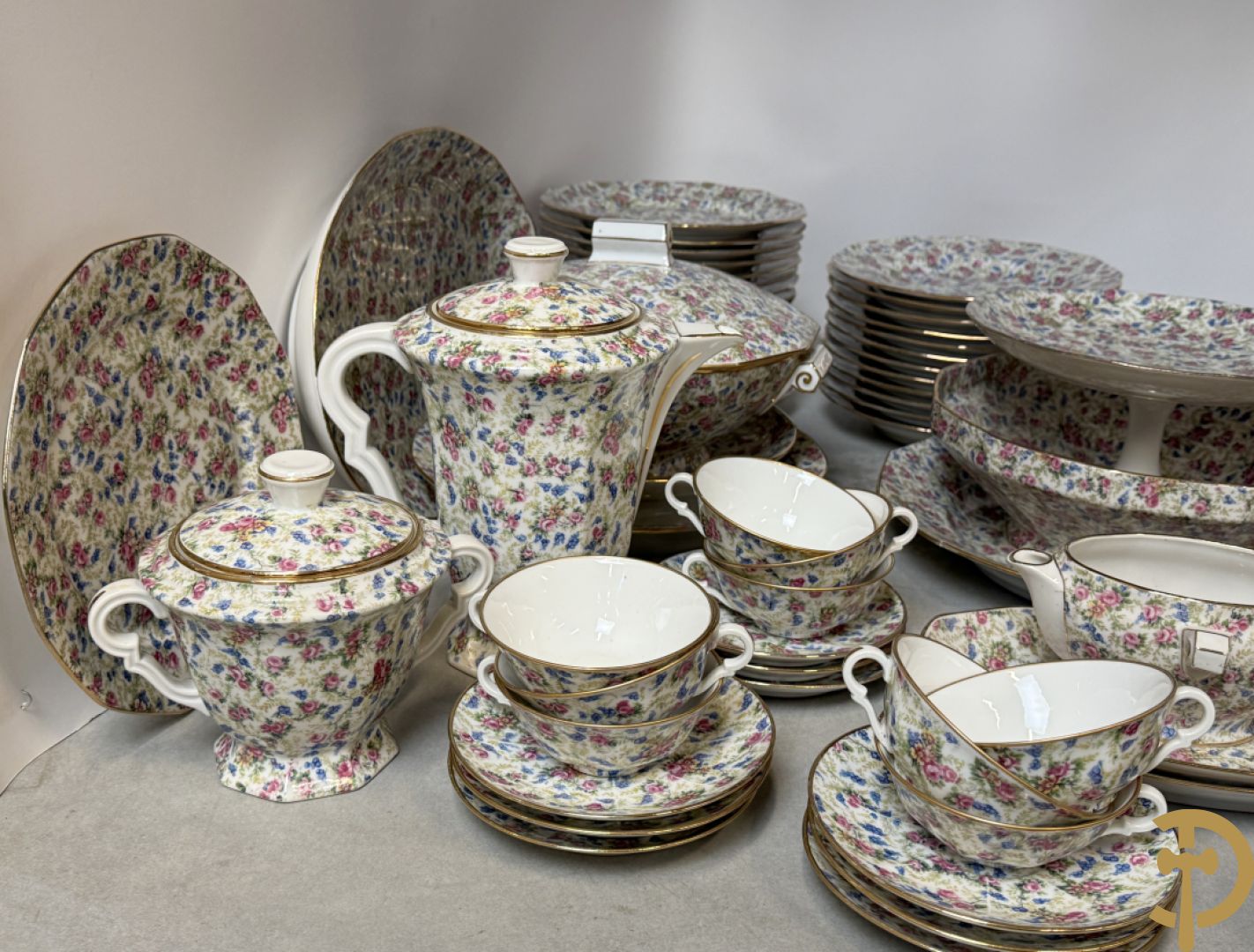Uitgebreid zeer decoratief porseleinen eet- en koffieservies met bloemendecor, Limoges France