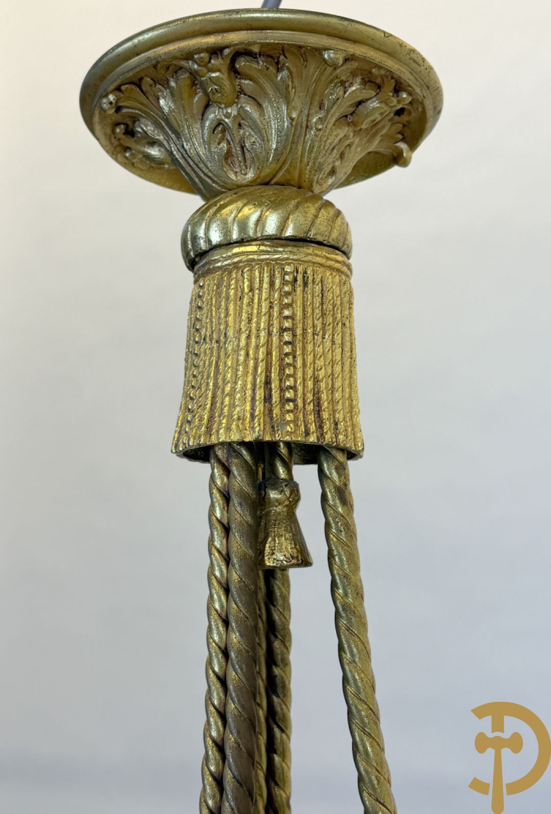 Vuurvergulde bronzen luchter met 3 armen bezet met cupido