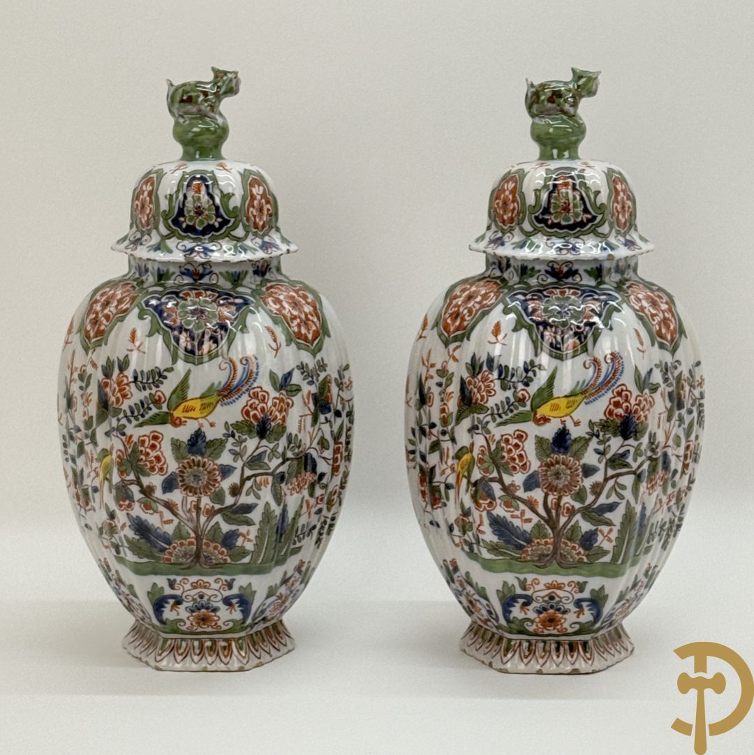Paar polychrome Delftse zeshoekige dekselvazen met bloemen- en vogeldecor + 4 Strassbourgborden