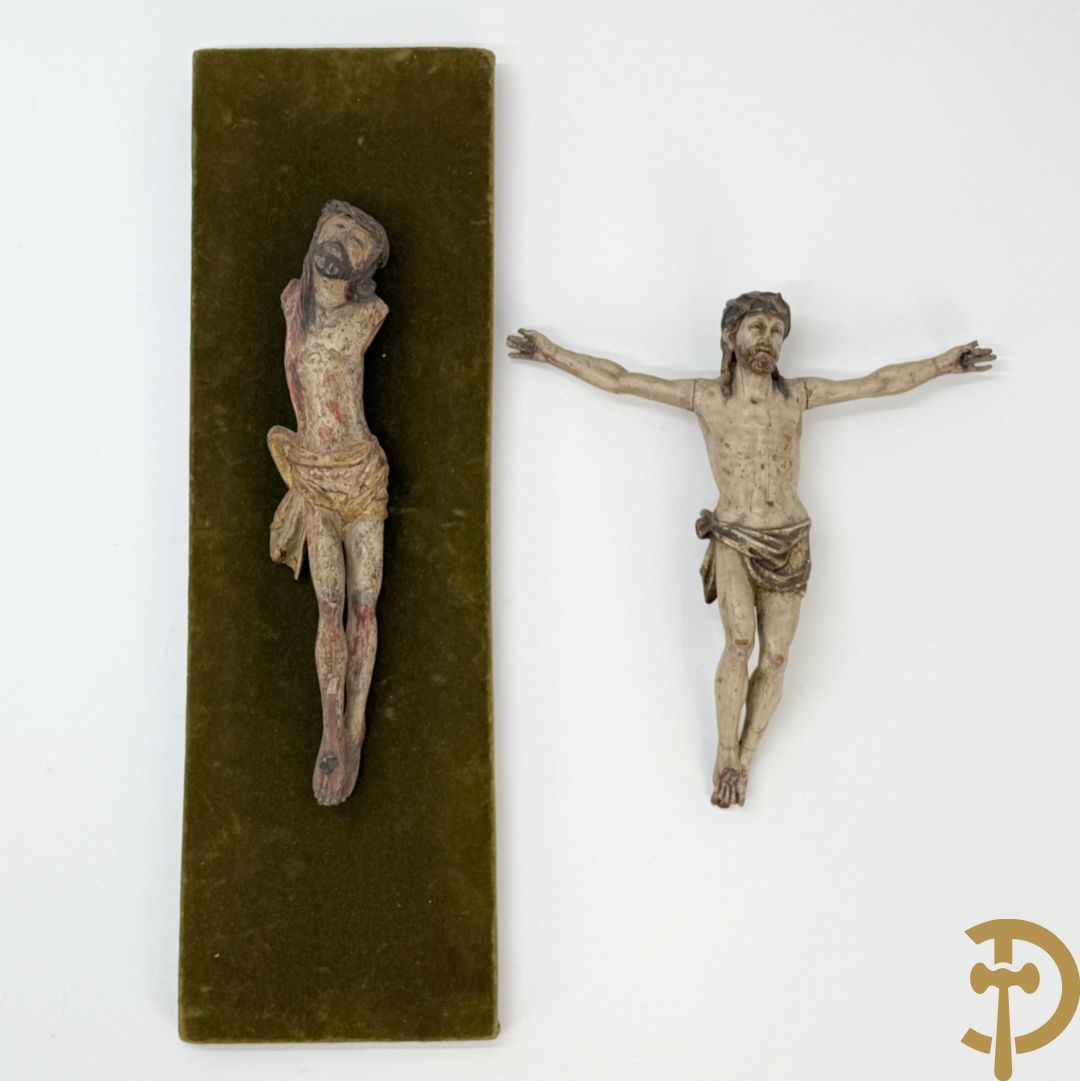 Twee houtgesculpteerde en gepolychromeerde corpussen, 18e
