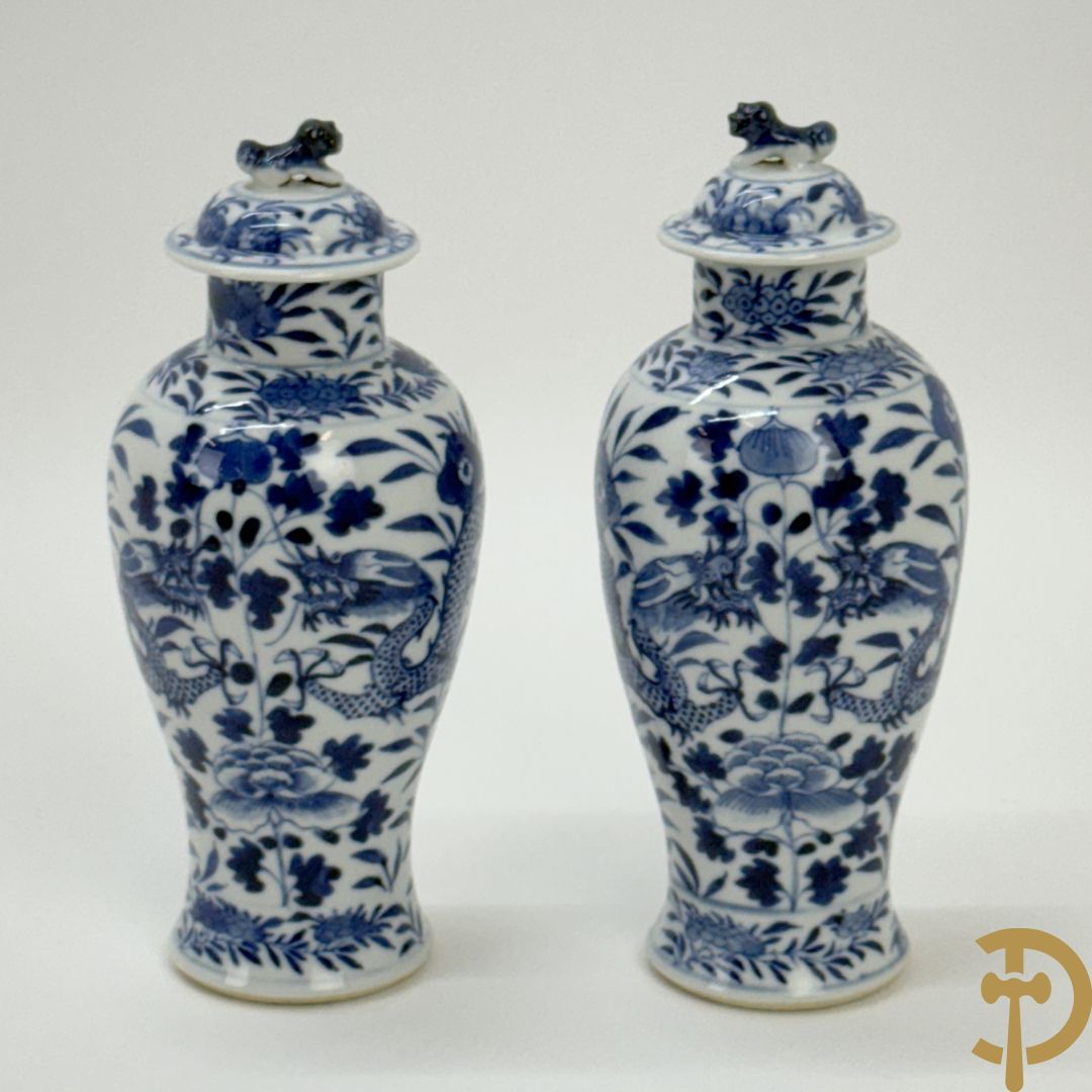 Paar Chinese porseleinen blauw/wit dekselvaasjes met drakendecor, onderaan gemerkt