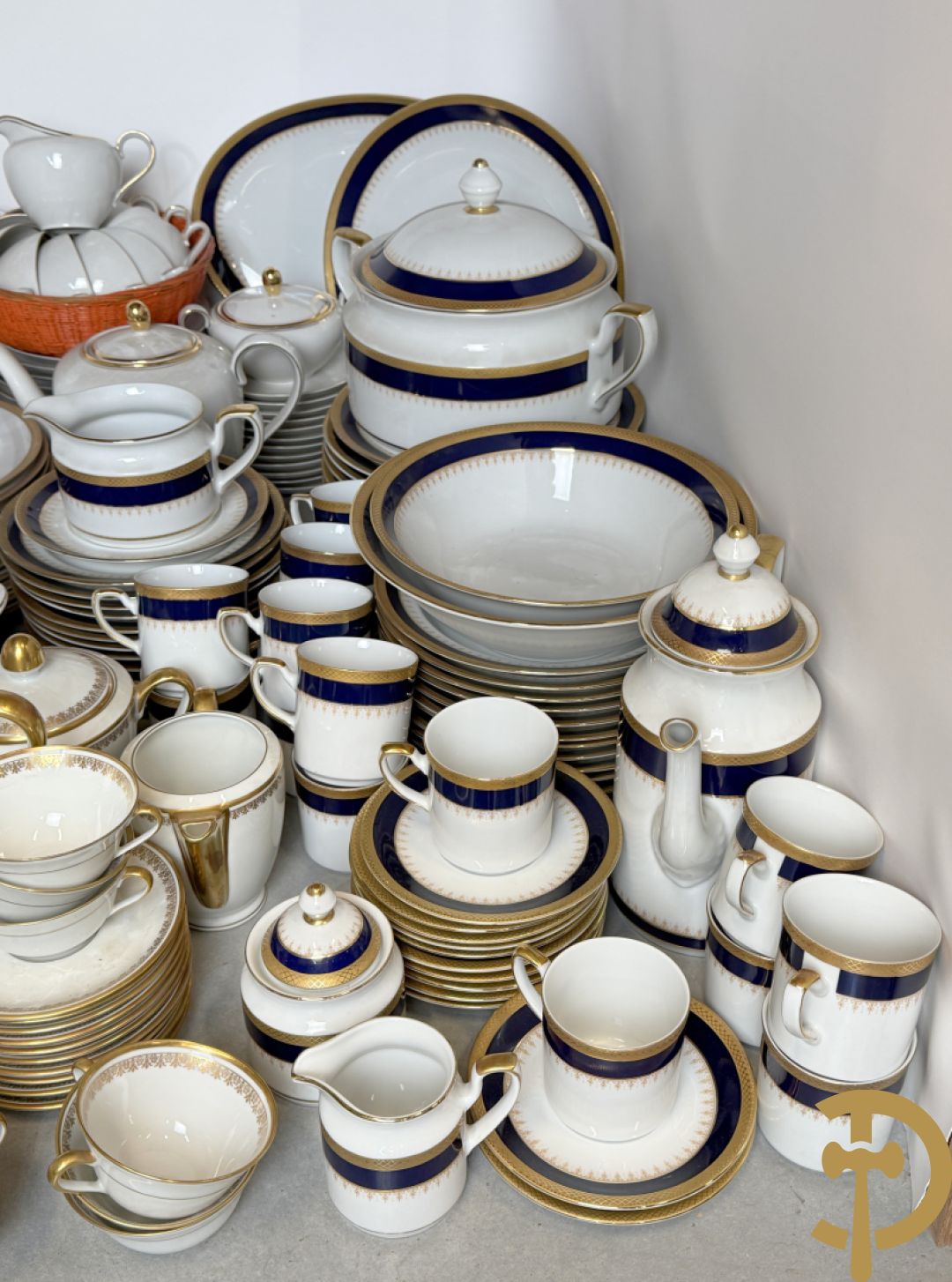 Wit porseleinen servies met vergulde rand, Eschenbach Germany + porseleinen servies met blauwe rand, Winterling Kirchenlamitz Bavaria