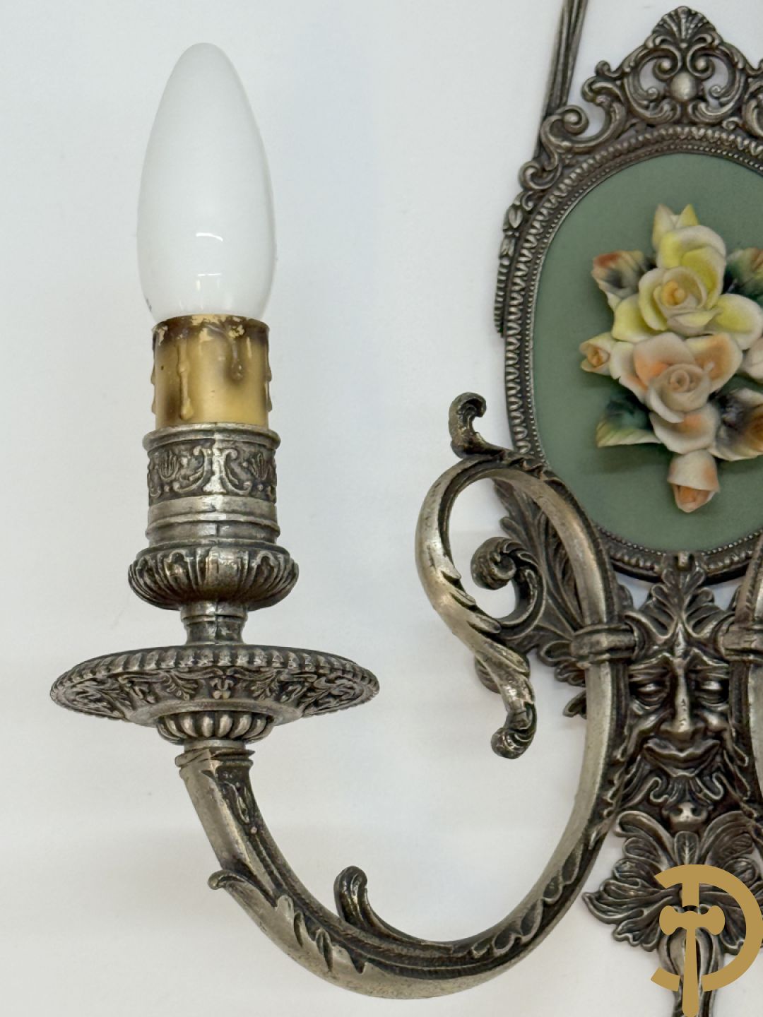 Paar verchroomde bronzen twee-armige applieken met porseleinen bloemen bezet