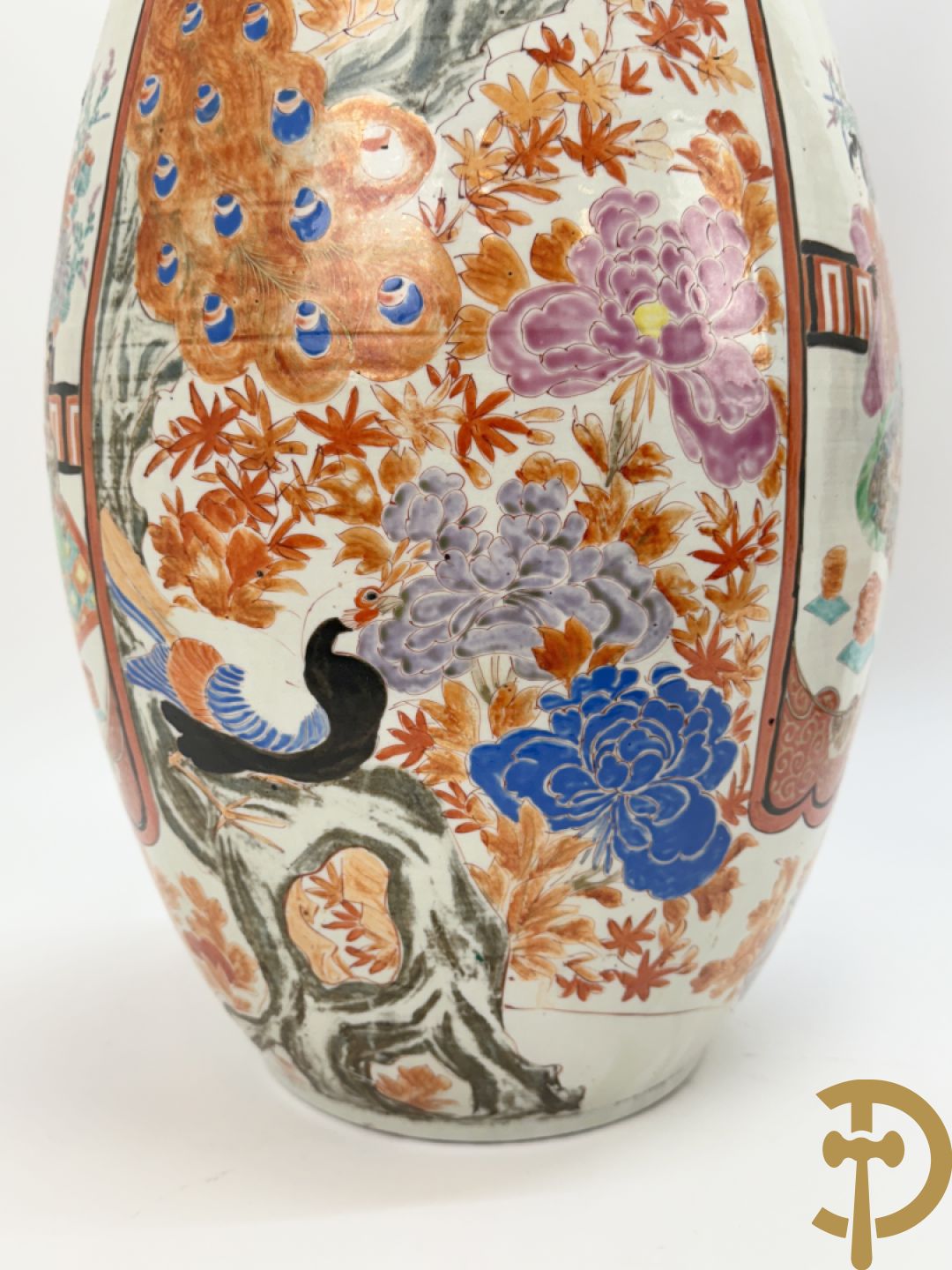 Paar Japanse porseleinen waaiervazen met bloemen en geanimeerd decor