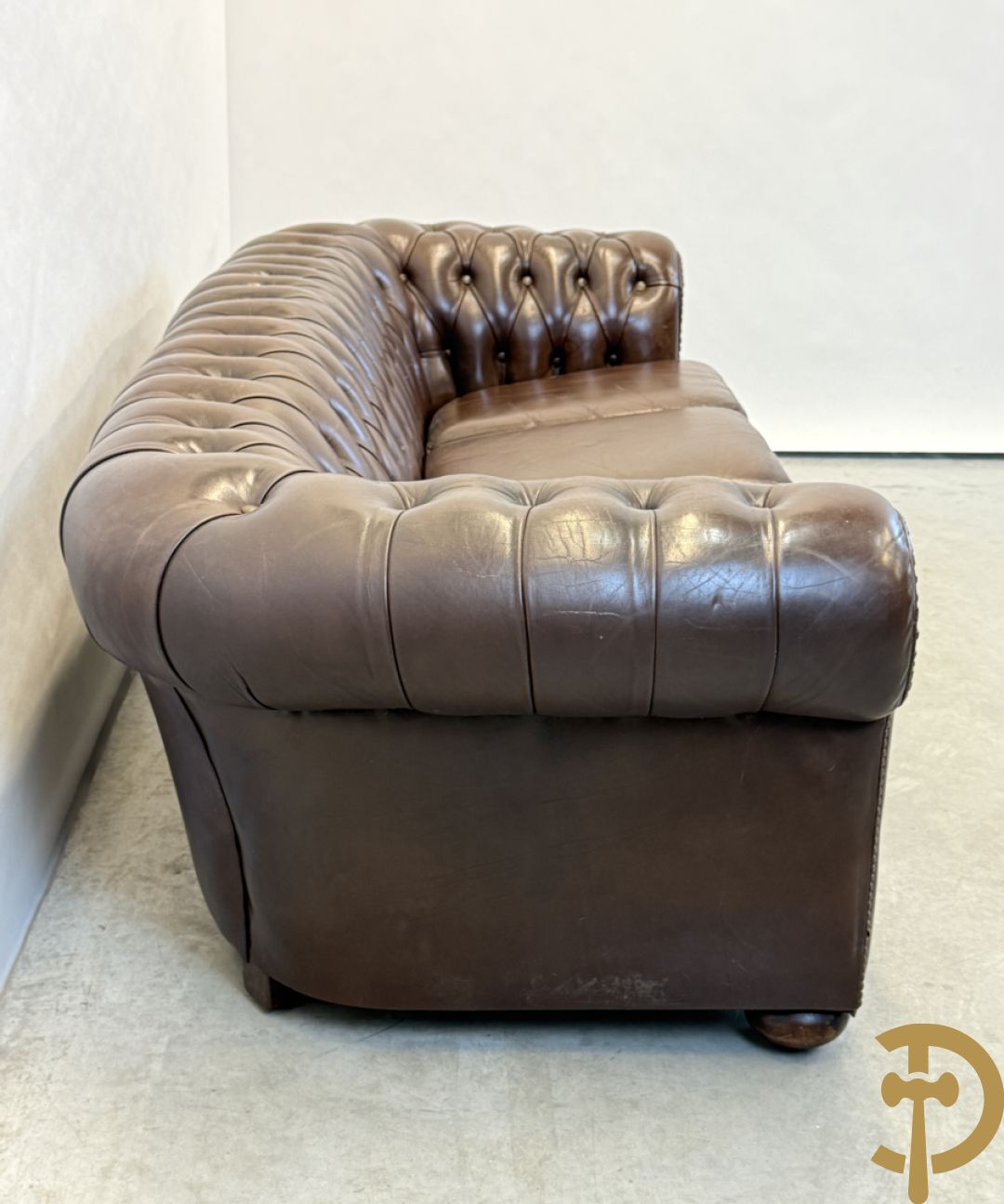 Bruin lederen driezit en club chesterfield