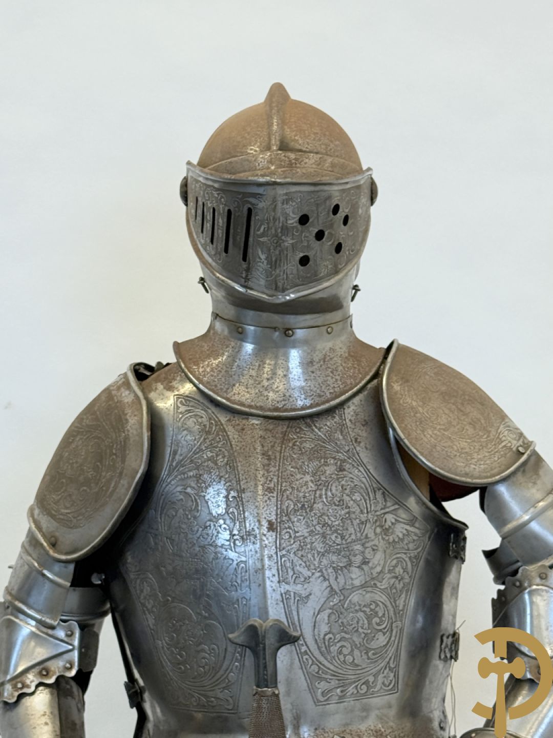 Paar ijzeren decoratieve harnassen ridderuitrusting met geciseleerde motieven op de elementen, met zwaard en ridderhelm - op statief - vermoedelijk Spaans 1930-1940