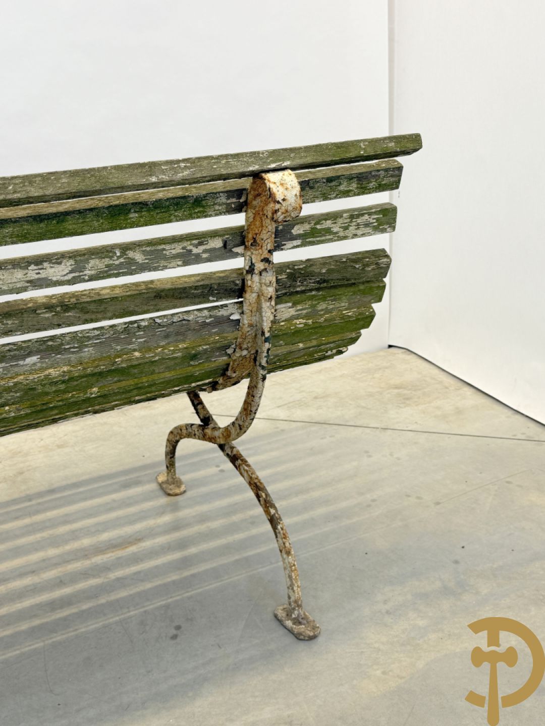 Tuinbank met houten latjes op ijzeren chassis
