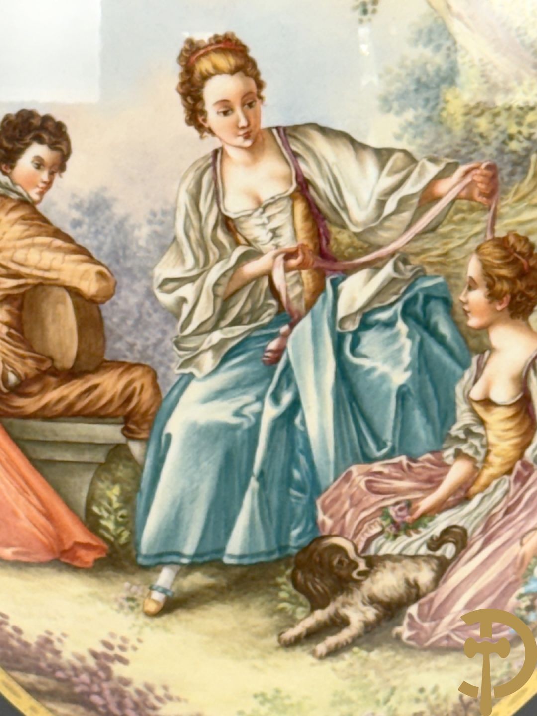 Vuurvergulde bronzen amfoorvaas met basrelief van dame en bezet met cupido