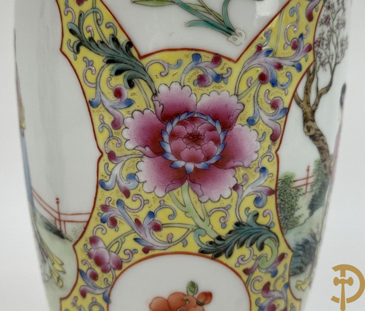 Chinese porseleinen rolvaas met damesdecor, getekend + Chinese porseleinen republieksvaas met damesdecor