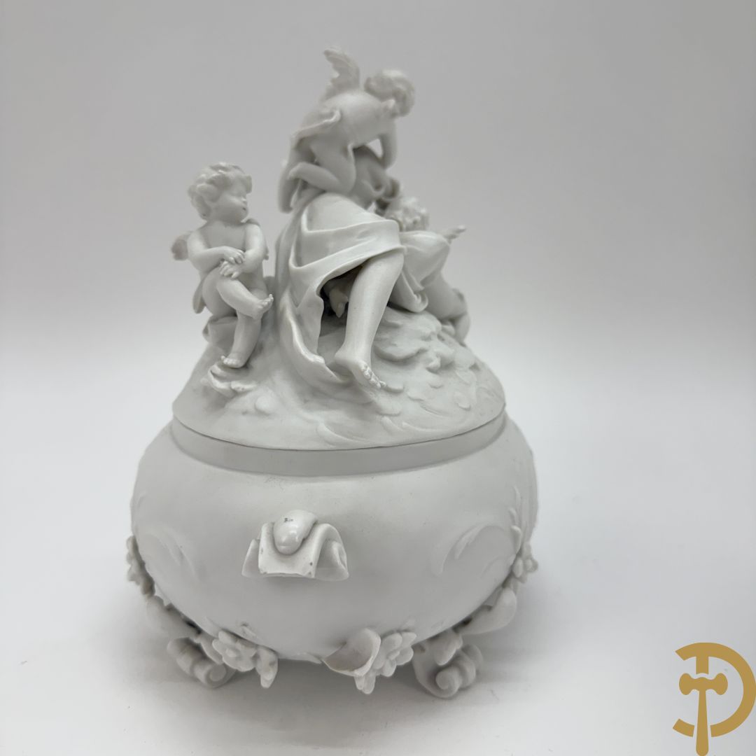 Vijf witte biscuits met cupido