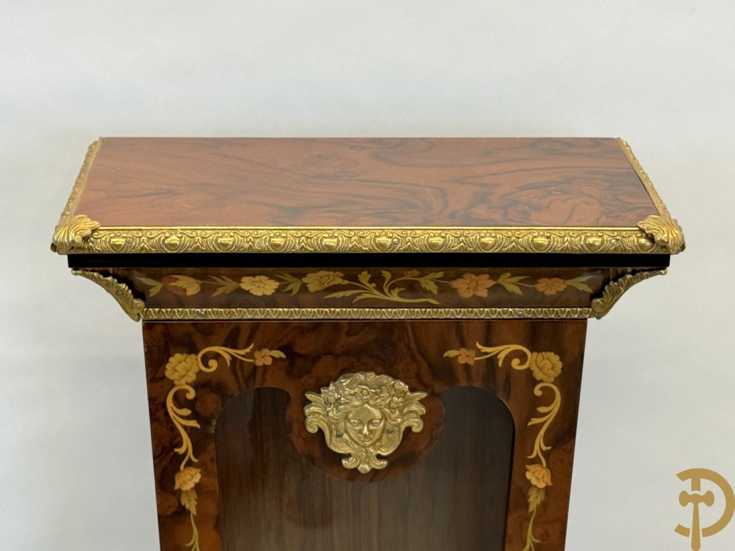 Notelaren sokkel met ingebouwde vitrine, marquetterie en bronsbelag