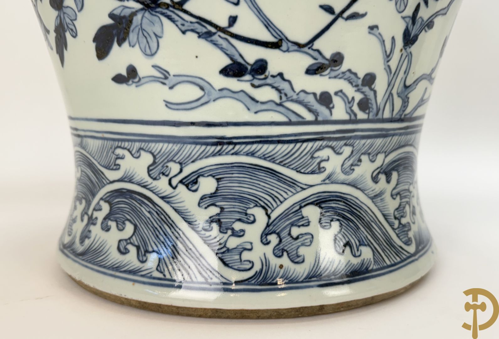 Paar Chinese blauw/witte porseleinen dekselvazen gedecoreerd met draken en bloemenmotieven, als lampadaire omgebouwd